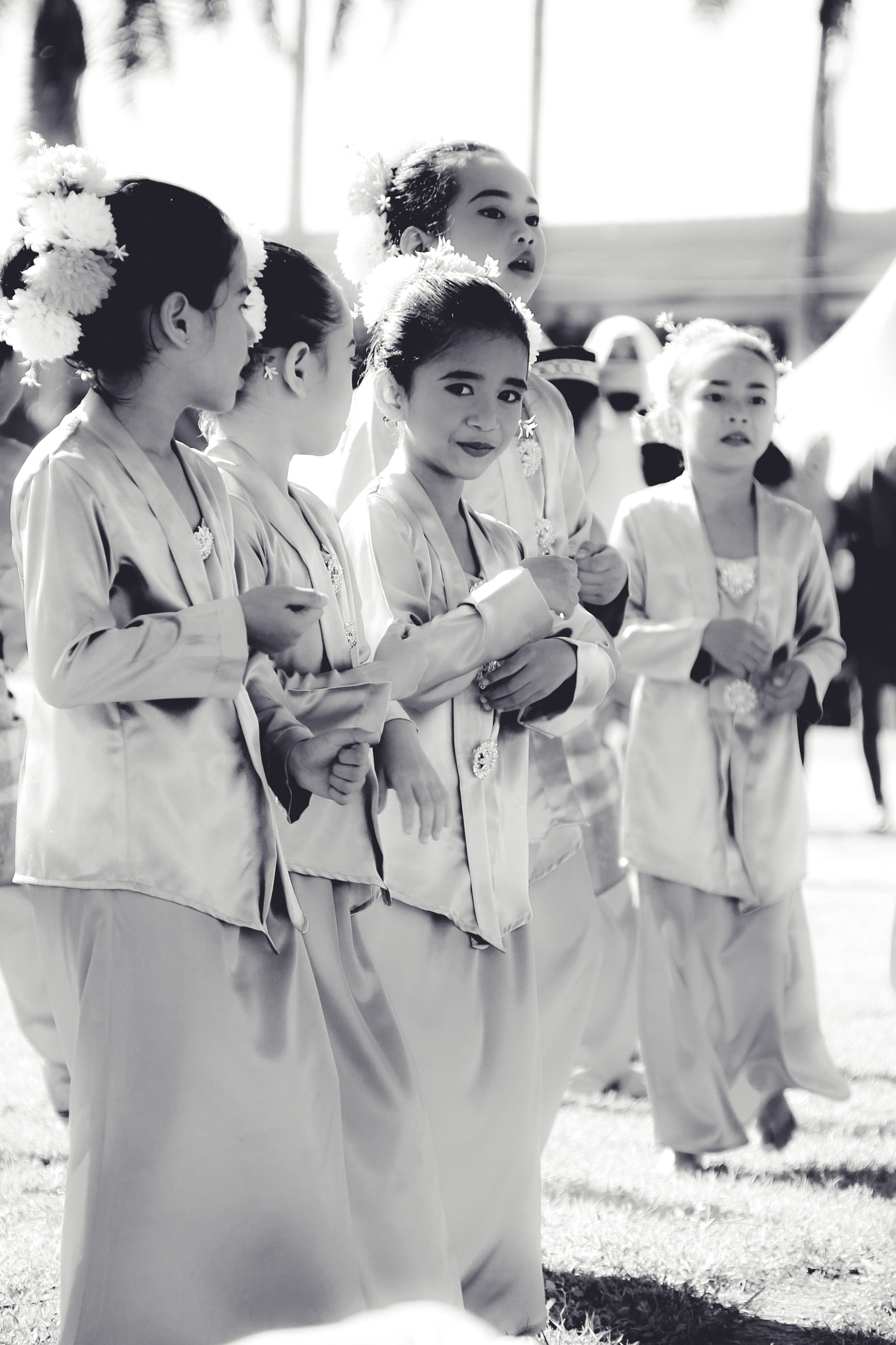 Canon EOS 1100D (EOS Rebel T3 / EOS Kiss X50) + Canon TS-E 90mm F2.8 Tilt-Shift sample photo. The girls photography