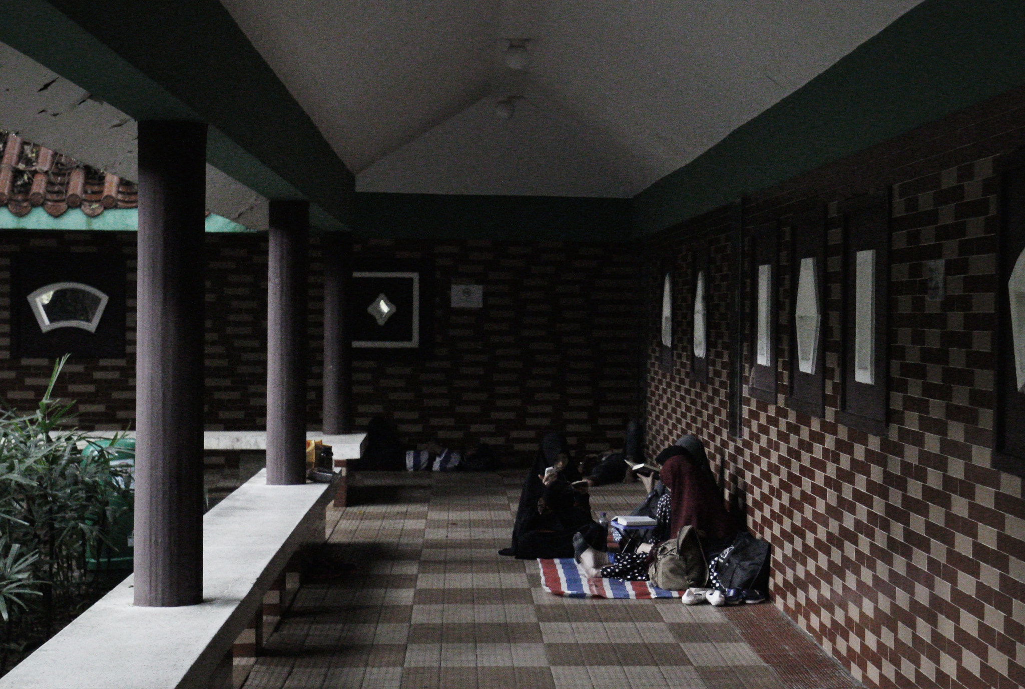 Canon EOS 70D sample photo. Picnic inside building photography