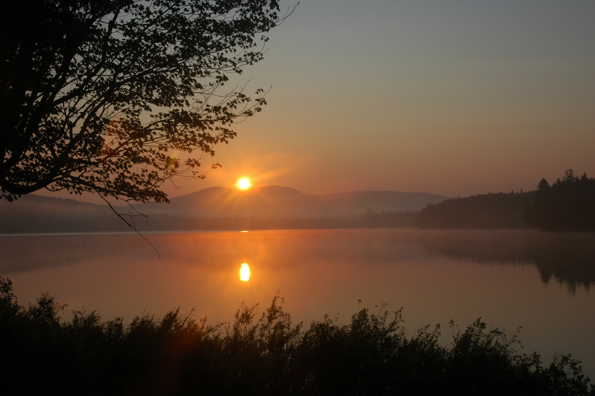 Nikon D70s + AF Zoom-Nikkor 24-120mm f/3.5-5.6D IF sample photo. Sunrise on the lake photography