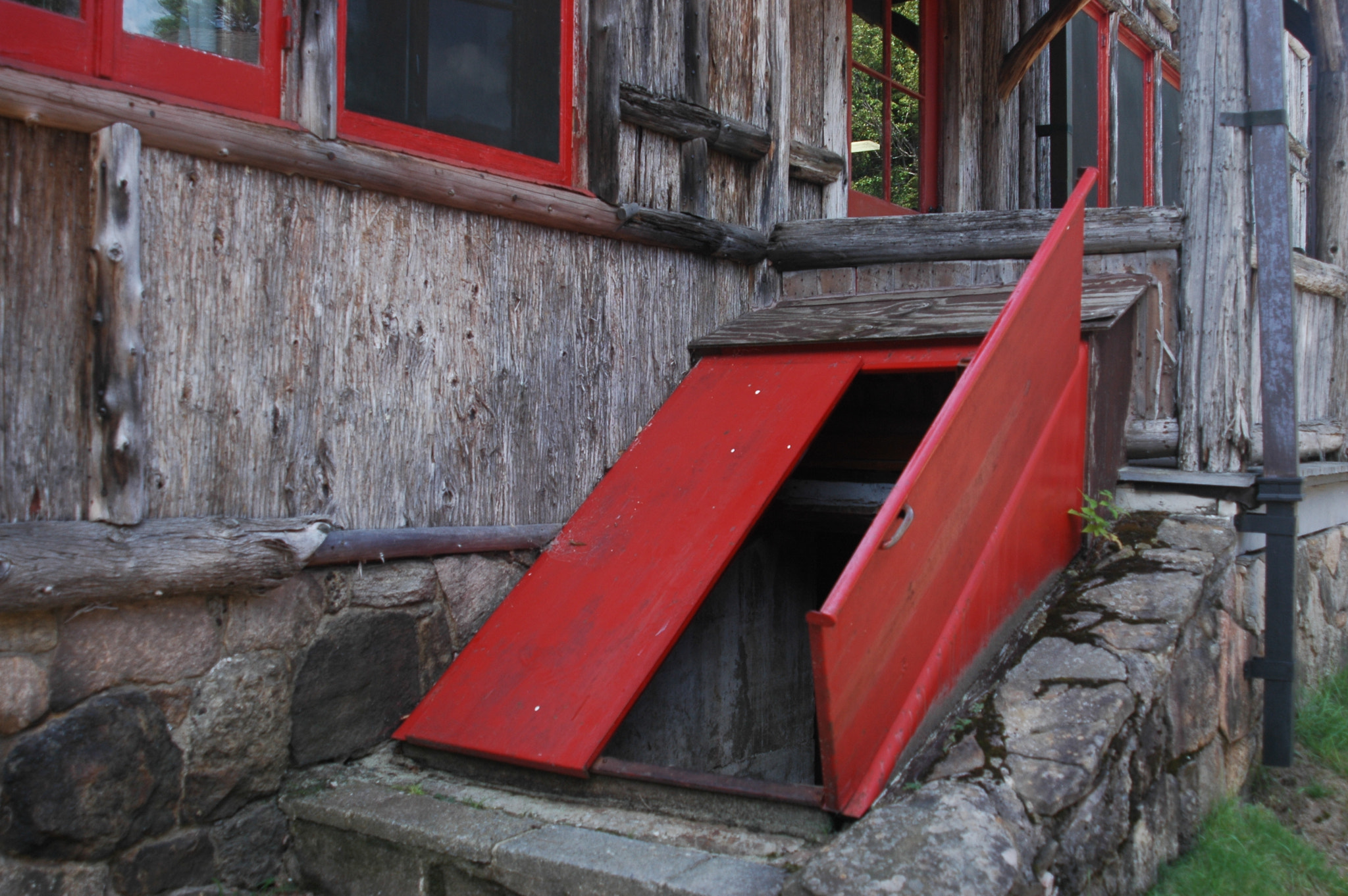 AF Zoom-Nikkor 24-120mm f/3.5-5.6D IF sample photo. Entrance to basement photography