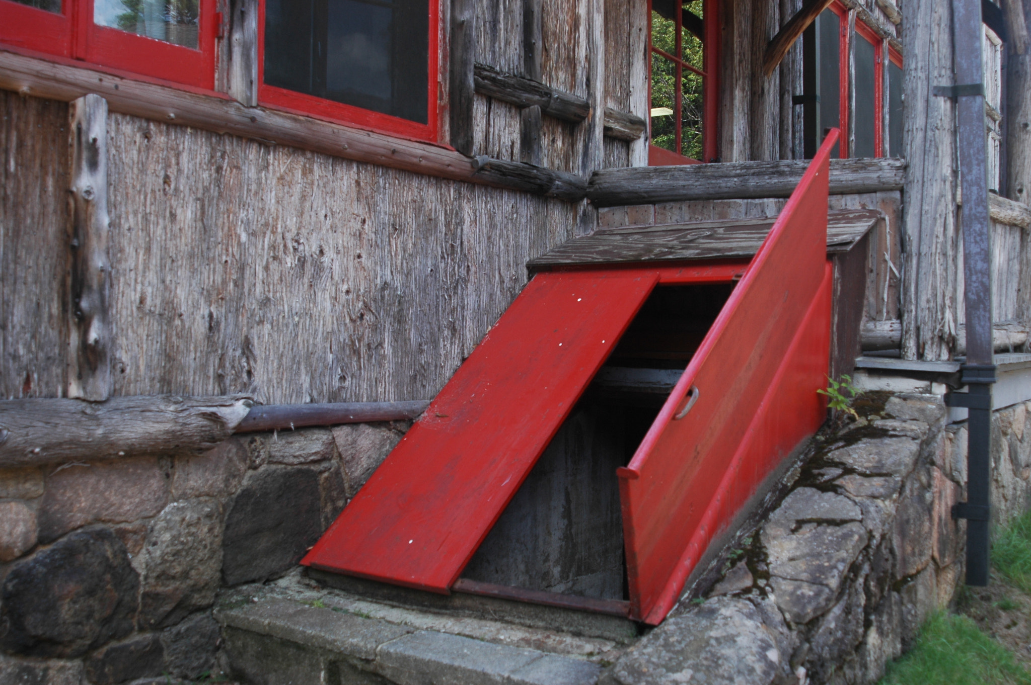 Nikon D70s + AF Zoom-Nikkor 24-120mm f/3.5-5.6D IF sample photo. Entrance to basement photography