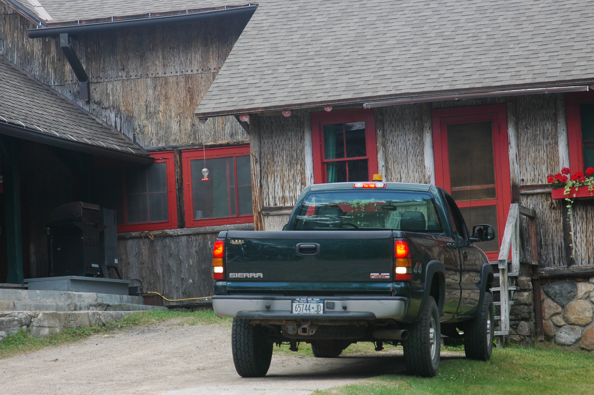 Nikon D70s + AF Zoom-Nikkor 24-120mm f/3.5-5.6D IF sample photo. A parked truck ready to leave photography