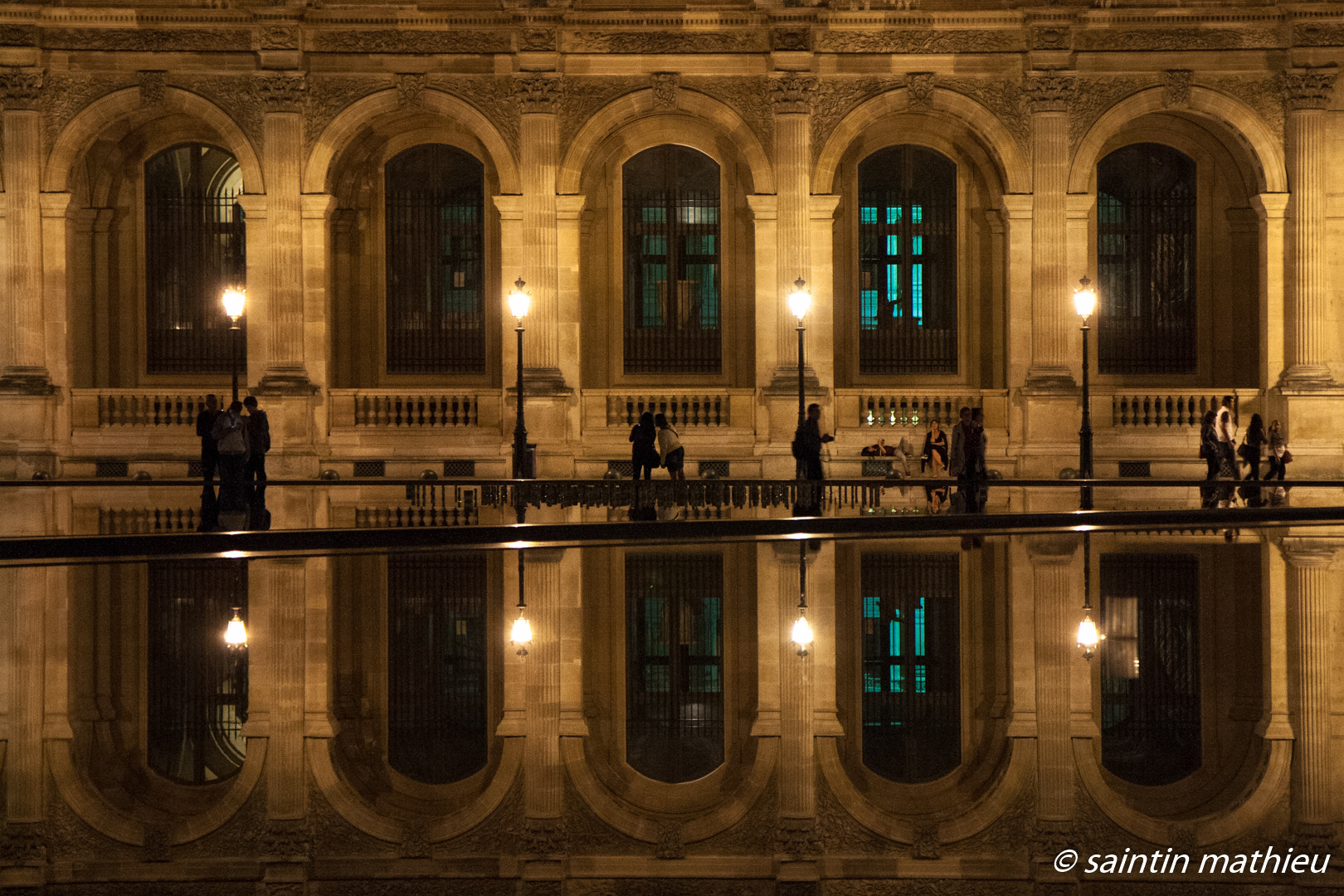 Canon EOS 400D (EOS Digital Rebel XTi / EOS Kiss Digital X) sample photo. Louvre by night photography