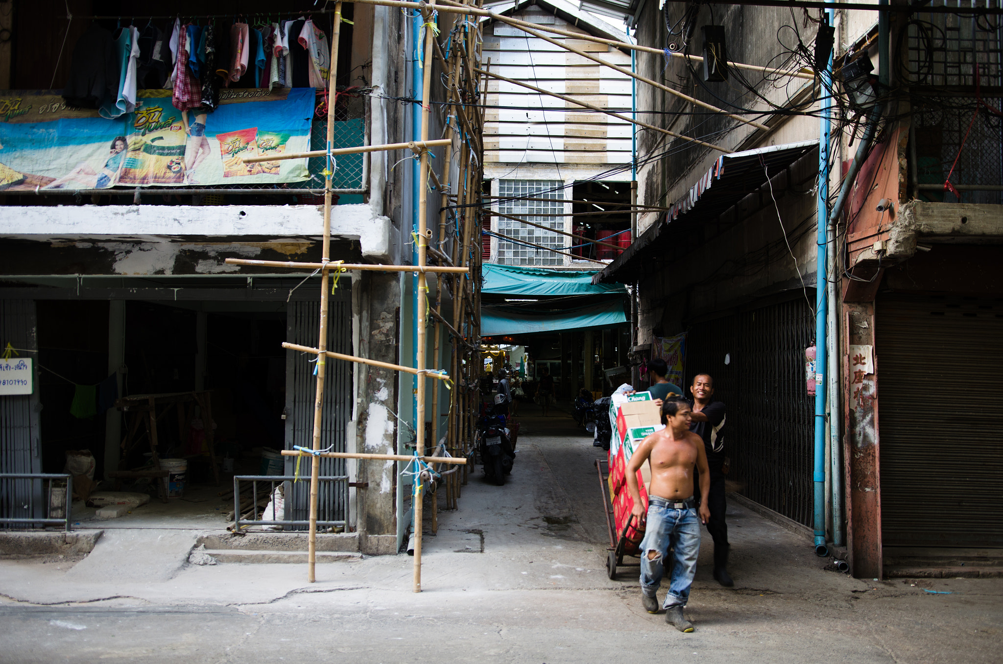 Nikon D5100 + Sigma 18-35mm F1.8 DC HSM Art sample photo. Bangkok alley... photography