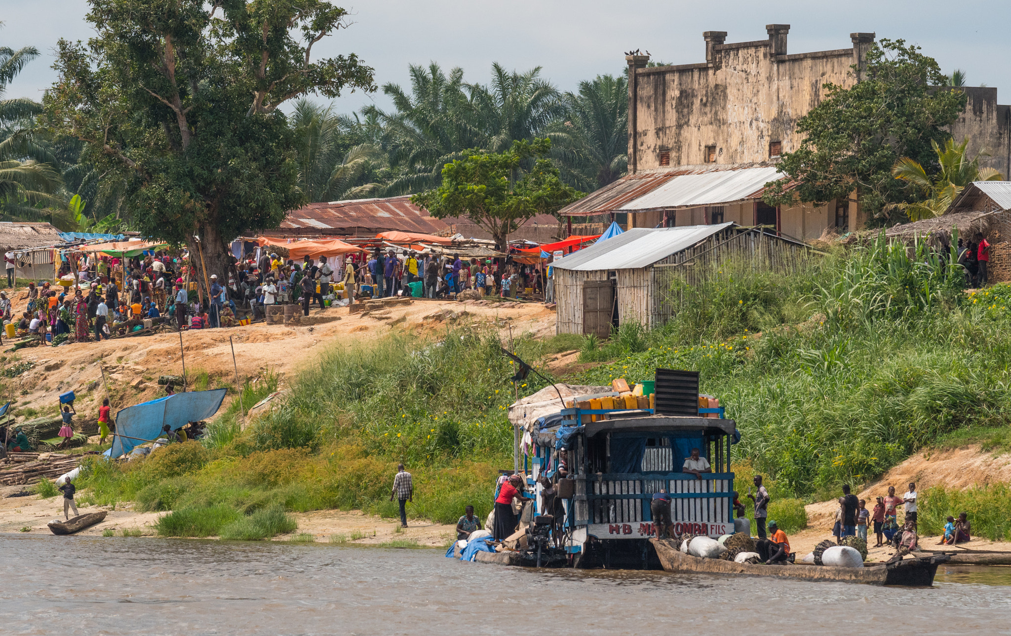 Nikon AF-S Nikkor 70-200mm F4G ED VR sample photo. Market town, congo river photography