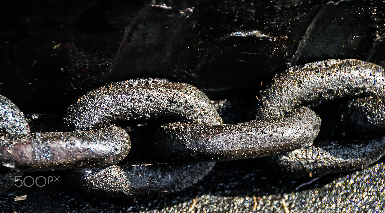Sony a7R + Sony DT 18-250mm F3.5-6.3 sample photo. Greasy chain photography