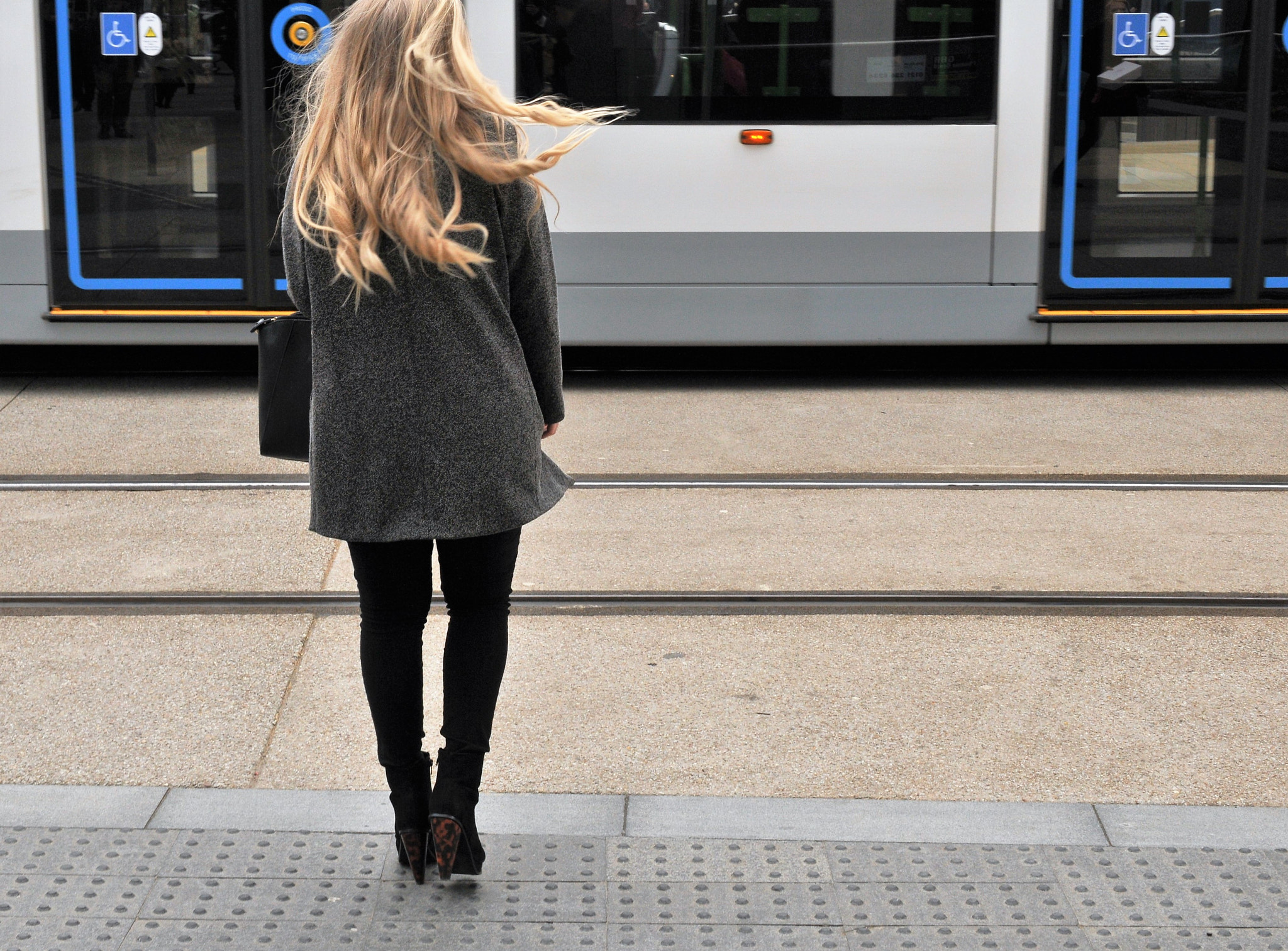 Nikon AF-S DX Micro Nikkor 40mm F2.8 sample photo. She waits to cross photography