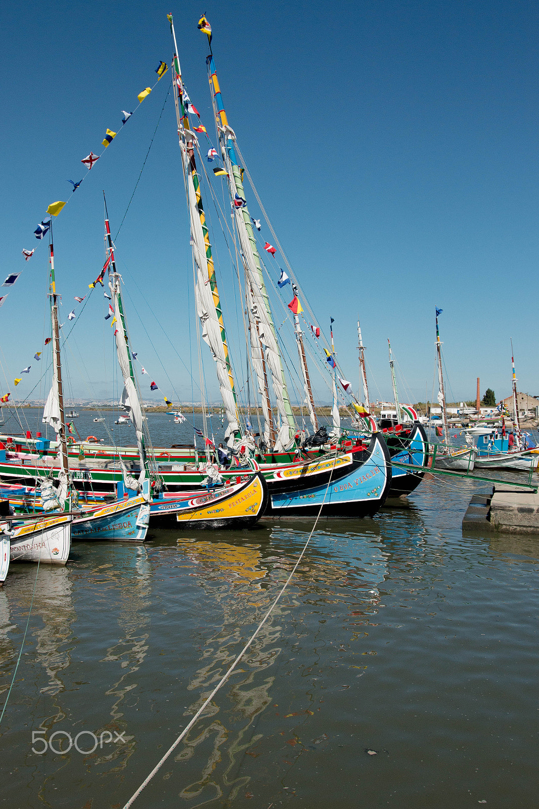 Canon EOS 70D + Sigma 17-35mm f/2.8-4 EX DG Aspherical HSM sample photo. Traditional fidhing boats on the river tejo. photography