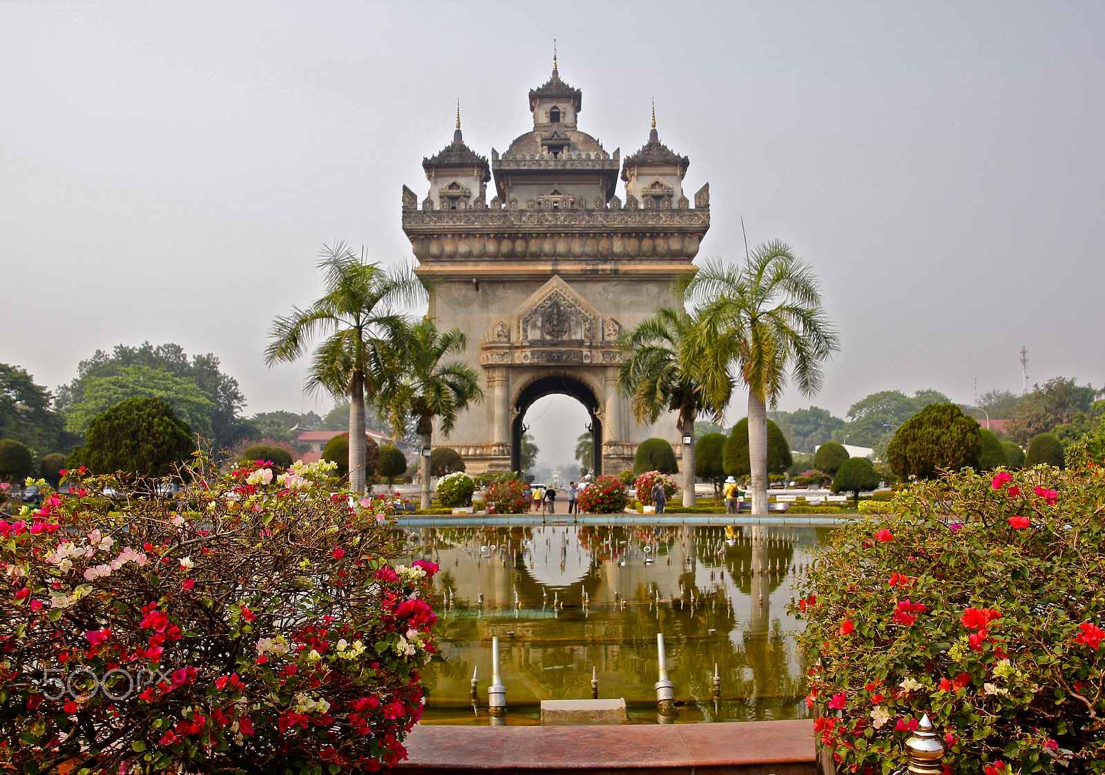 Canon EOS 550D (EOS Rebel T2i / EOS Kiss X4) sample photo. Patuxai arch in laos photography