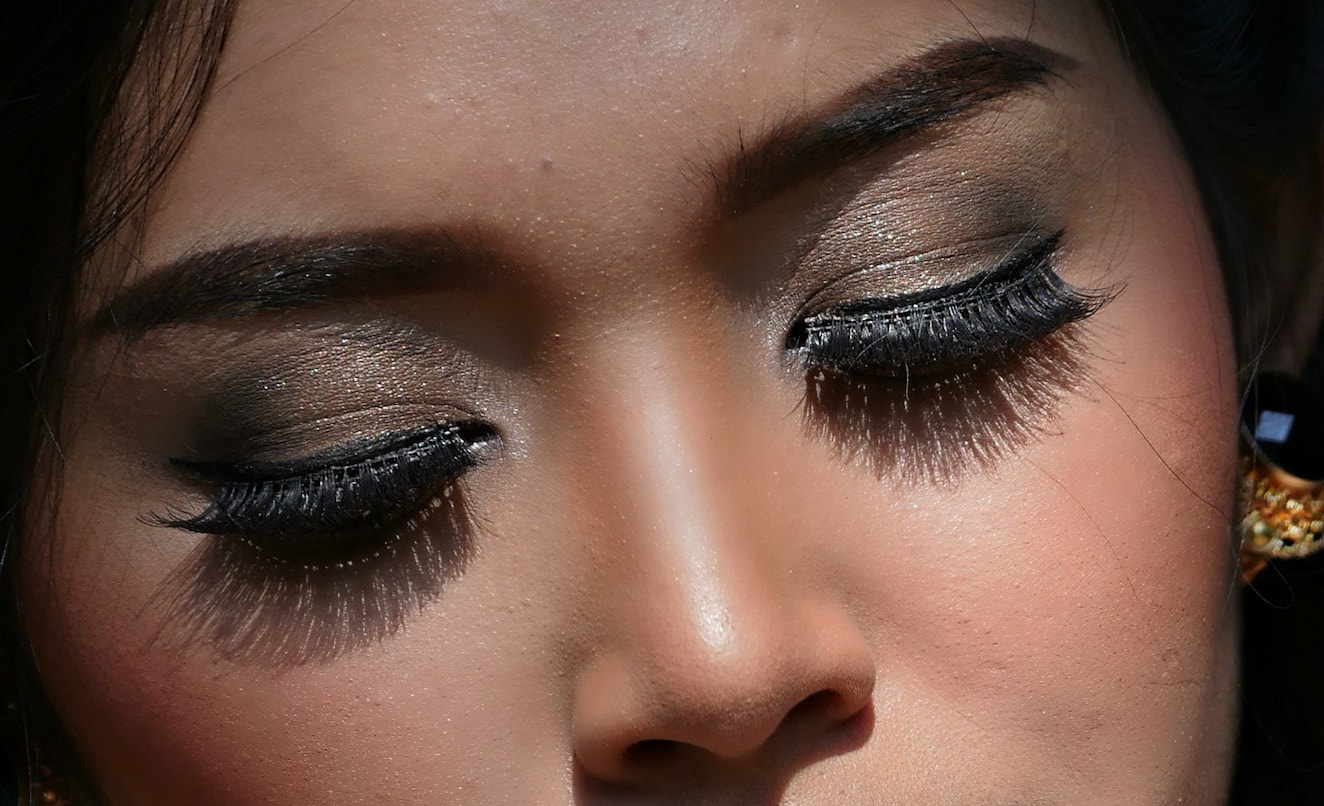Panasonic Lumix DMC-GH4 + LEICA DG 100-400/F4.0-6.3 sample photo. Eye shadow photography