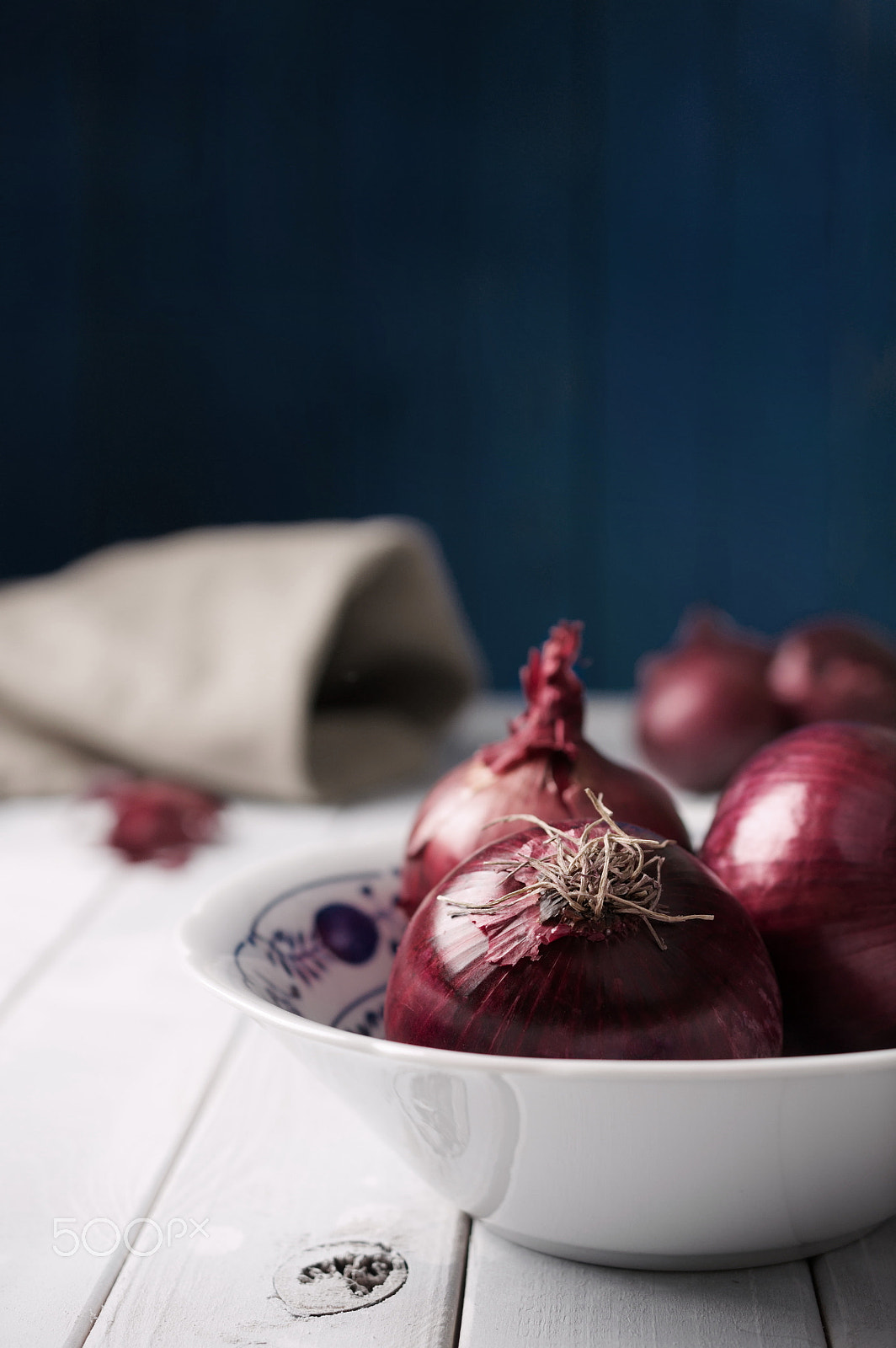 Nikon D90 + Nikon AF-S DX Micro Nikkor 40mm F2.8 sample photo. Raw food ingredients red onions in rustic bowl on white wood photography