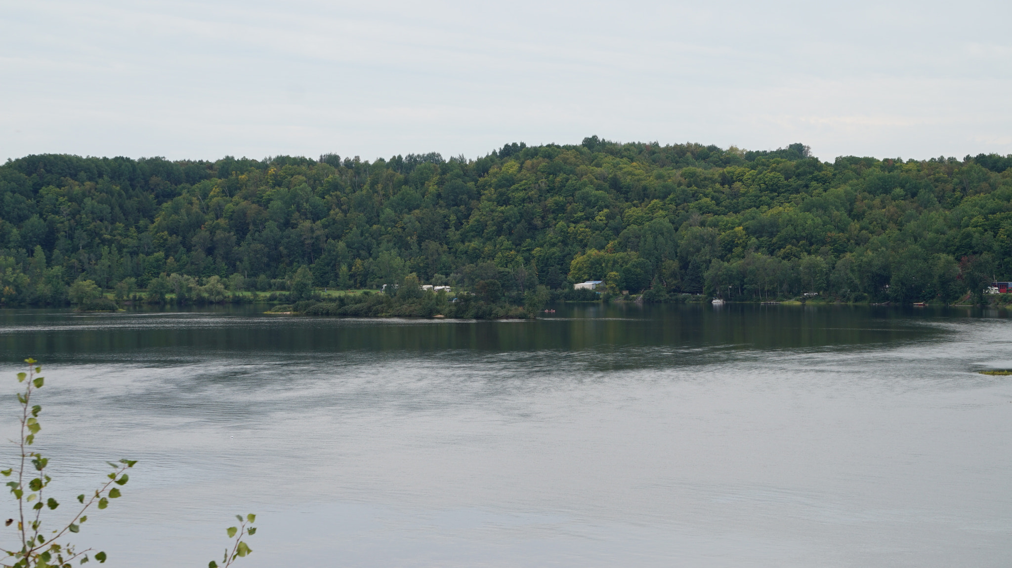 Sony Alpha a5000 (ILCE 5000) + Sony FE 24-240mm F3.5-6.3 OSS sample photo. La baie de shawinigan photography