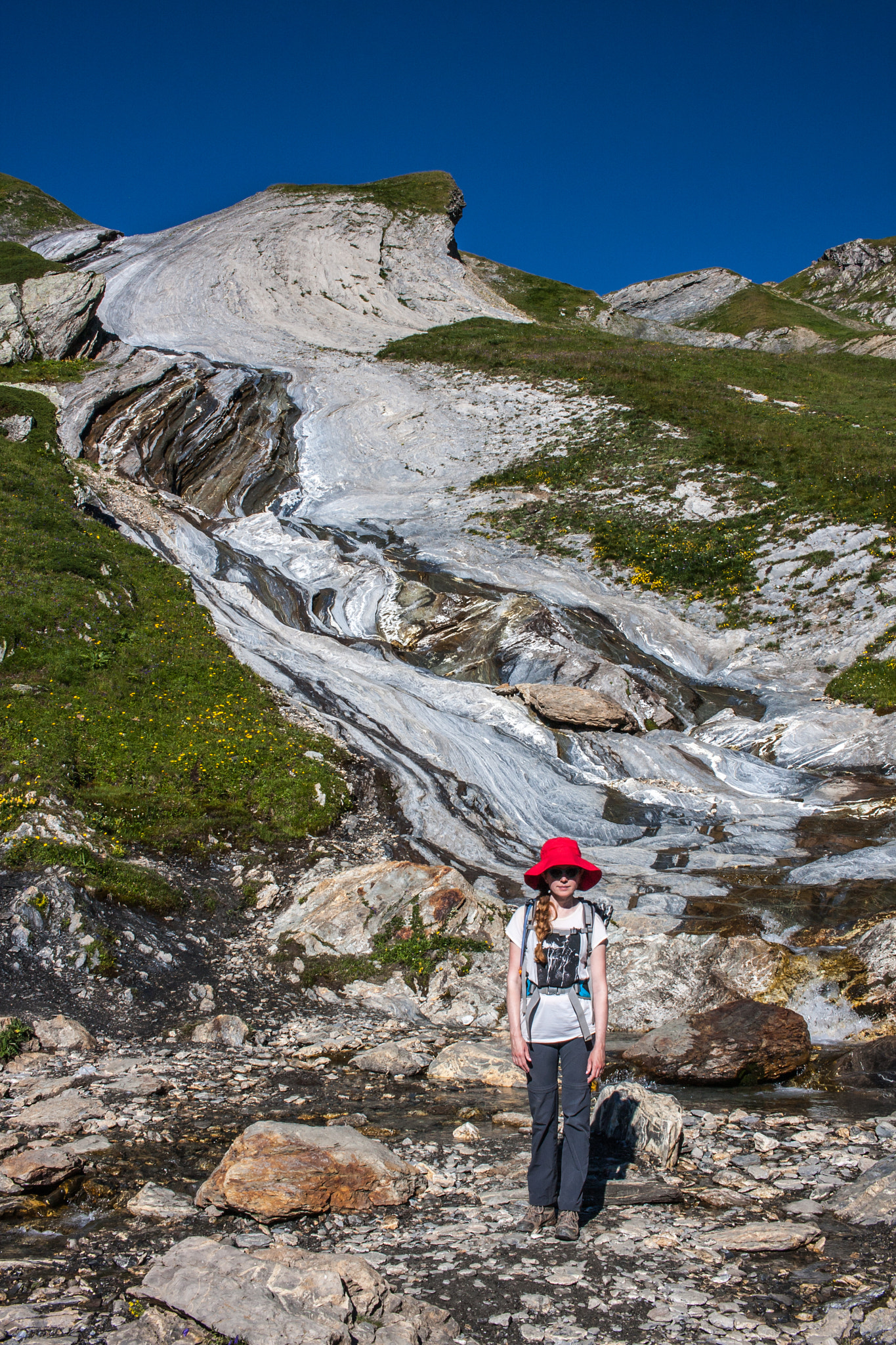 Canon EF-S 24mm F2.8 STM sample photo. Red hat with river sculpted rock photography