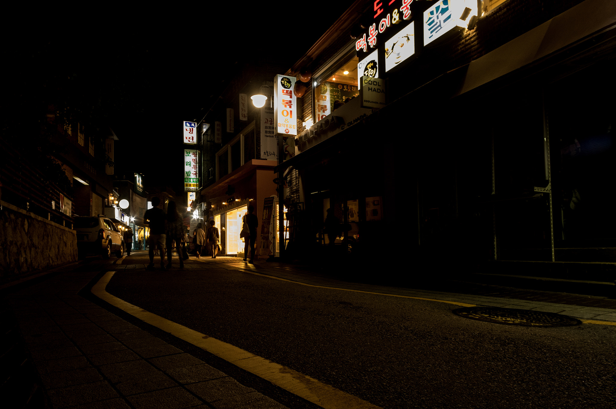 Sony a7 II + Canon EF 20mm F2.8 USM sample photo. Insadong street photography