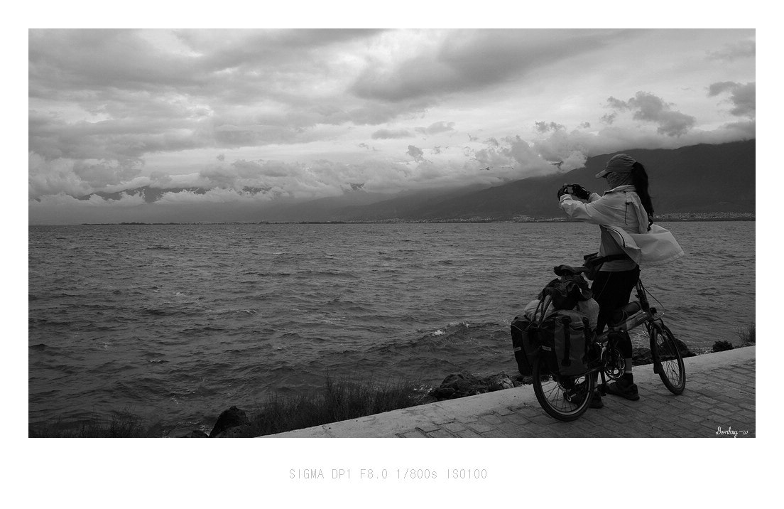 Sigma DP1 sample photo. Cycling tour around erhai lake photography