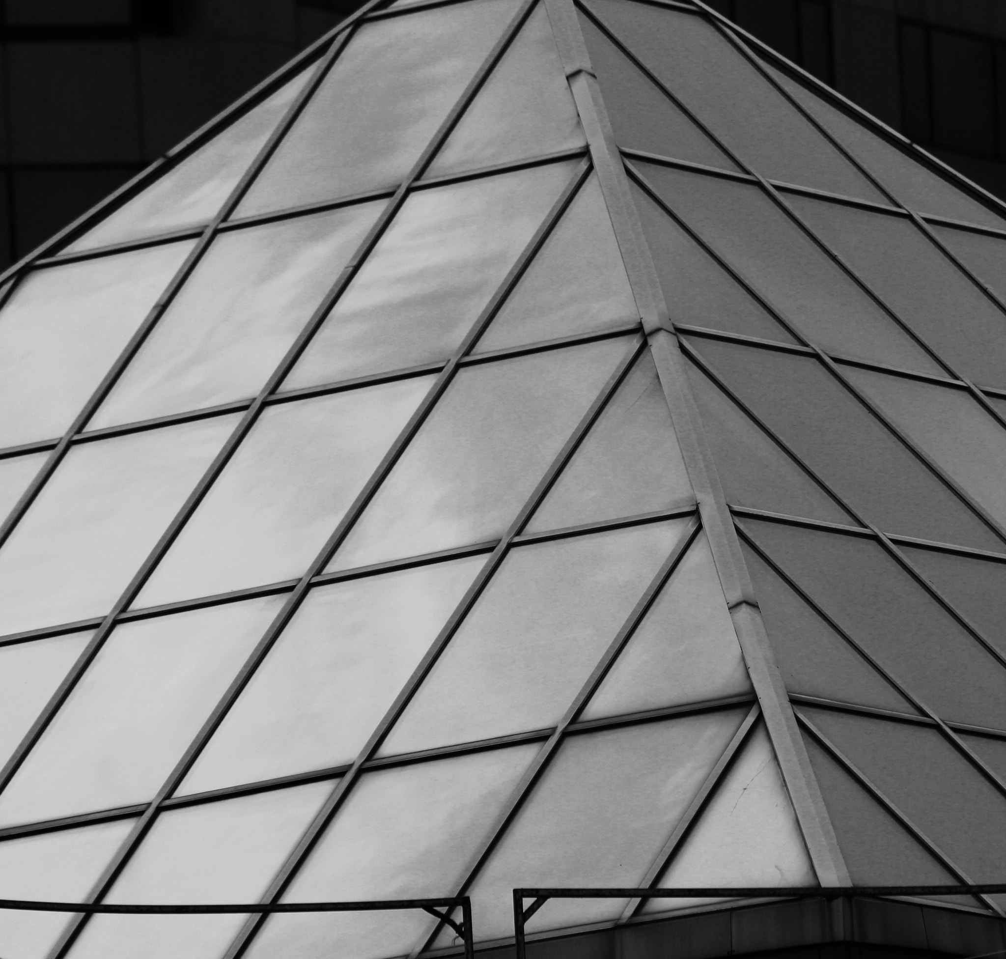 Canon EF 70-300mm F4-5.6 IS USM sample photo. Glass pyramid photography