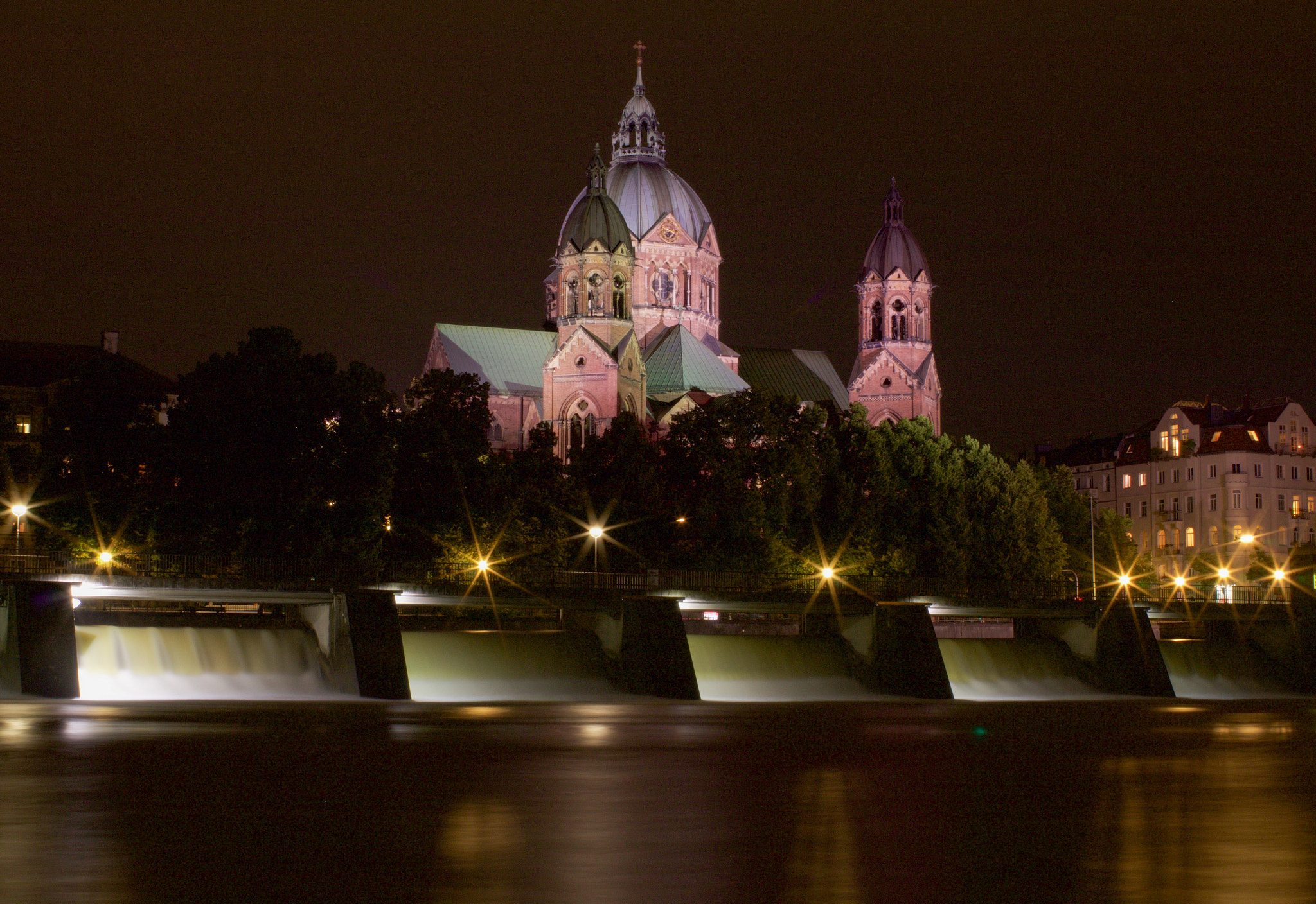 Canon EOS 70D + Canon EF 35mm F1.4L USM sample photo. St. luke's church. munich, germany photography