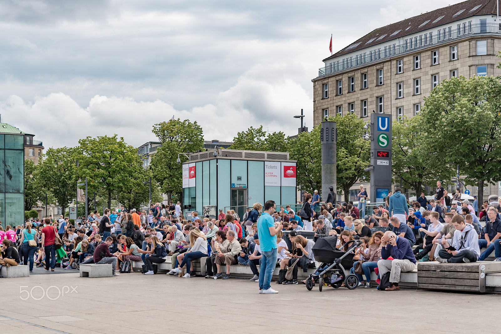Nikon D610 + Nikon AF-S Micro-Nikkor 60mm F2.8G ED sample photo. Hamburg, germany - july 30, 2016: city center  photography