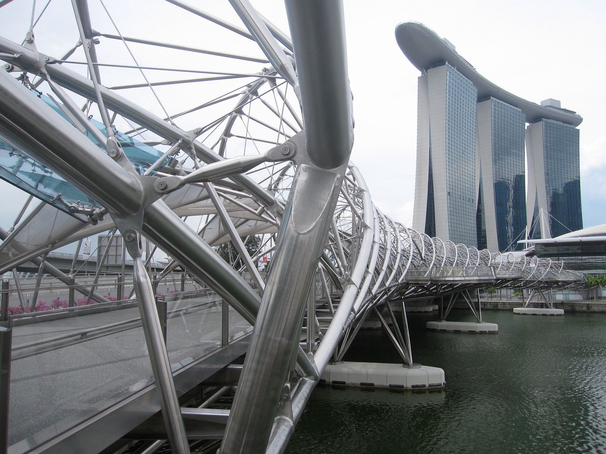 Canon PowerShot SD880 IS (Digital IXUS 870 IS / IXY Digital 920 IS) sample photo. The helix, singapore 新加坡双螺旋桥 photography