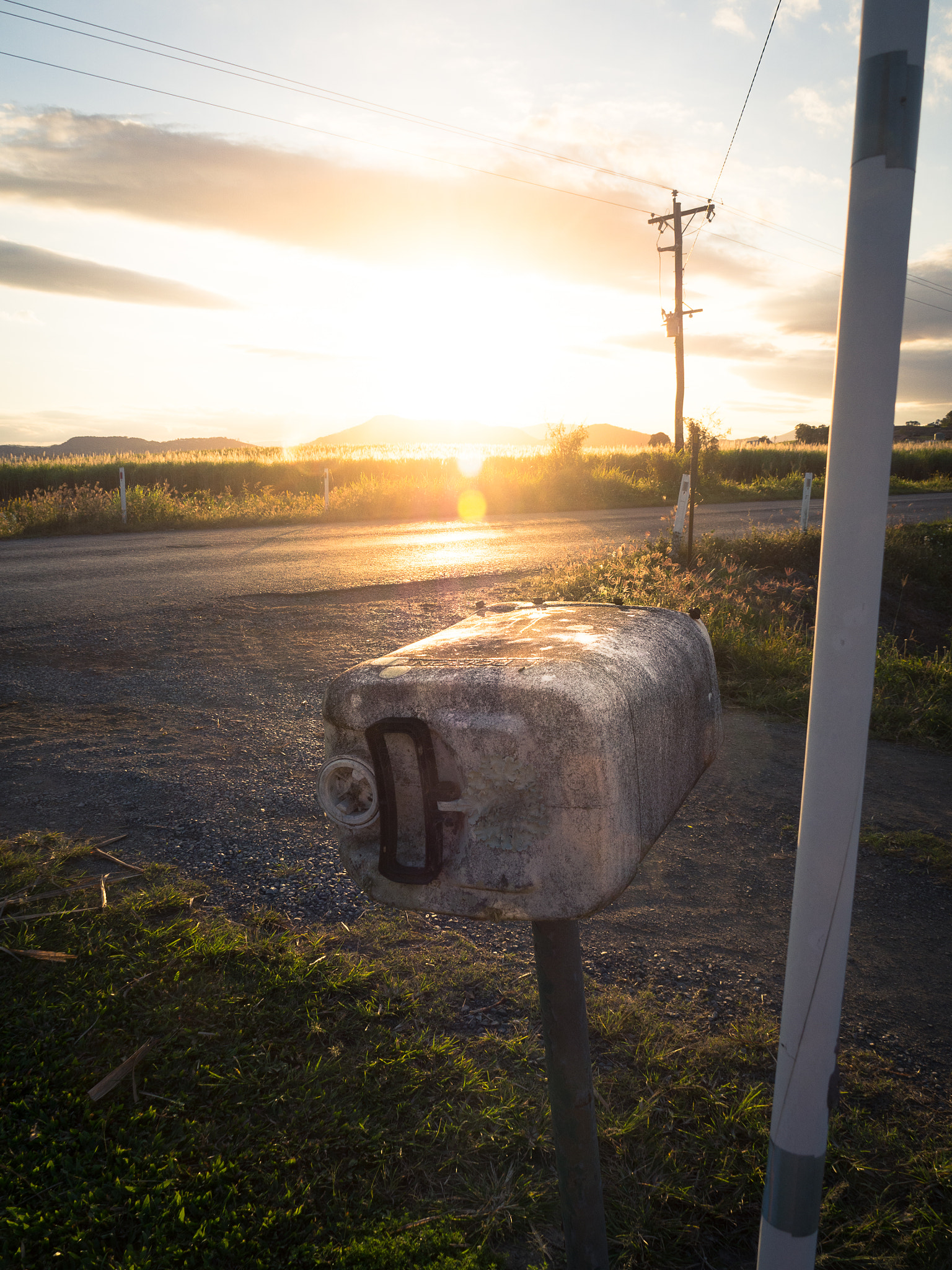 OLYMPUS M.14-150mm F4.0-5.6 II sample photo. Waiting for the mail photography