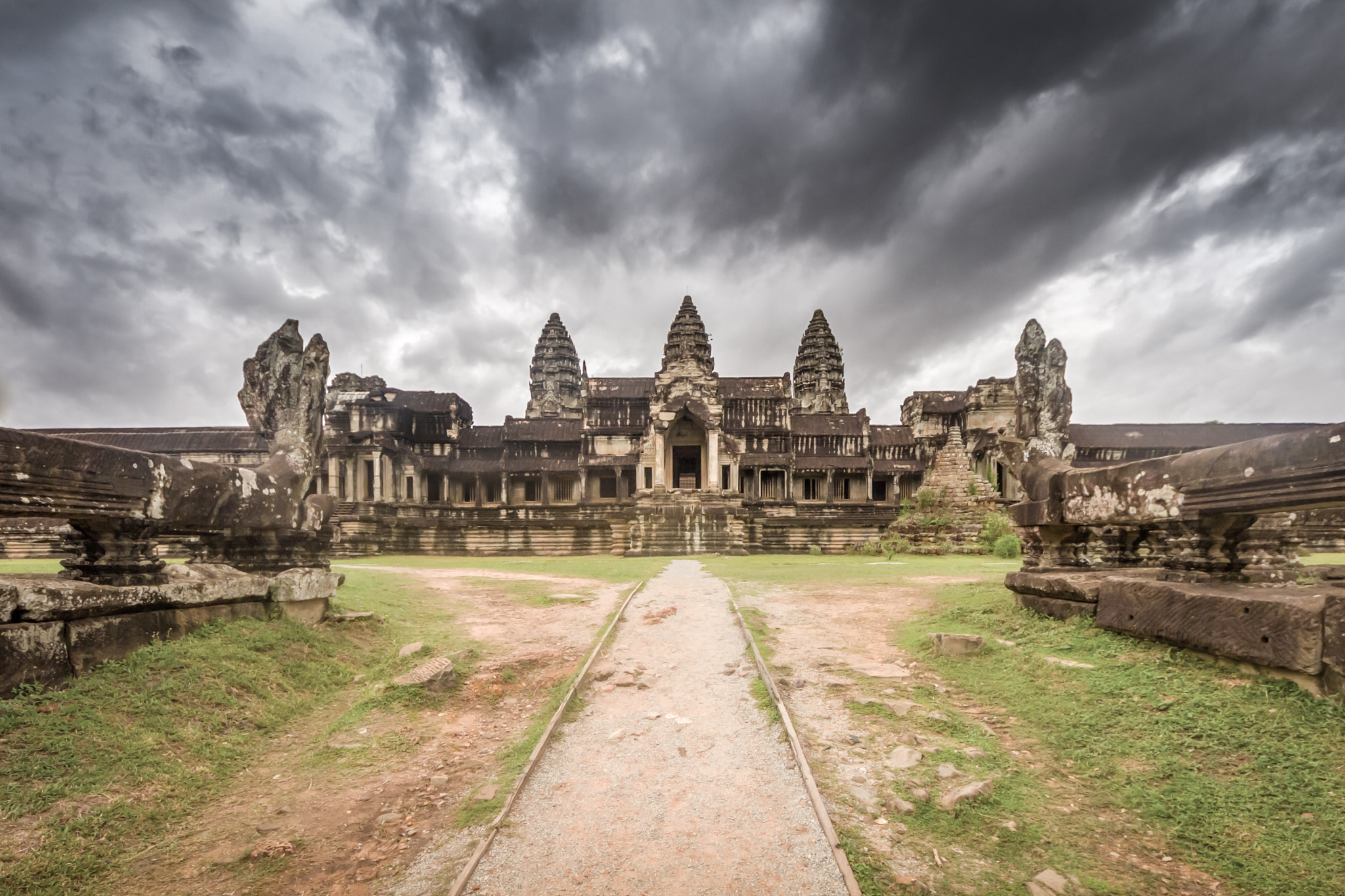 Sigma 8-16mm F4.5-5.6 DC HSM sample photo. The entrance to angkor wat photography