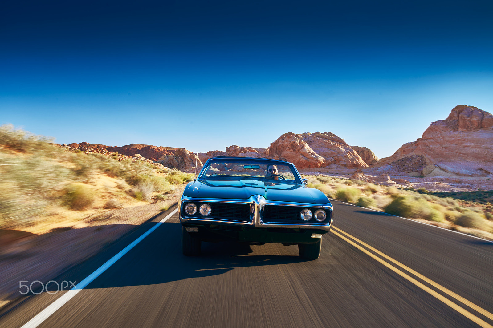 35mm F1.4 G SSM sample photo. Man driving vintage car through desert photography
