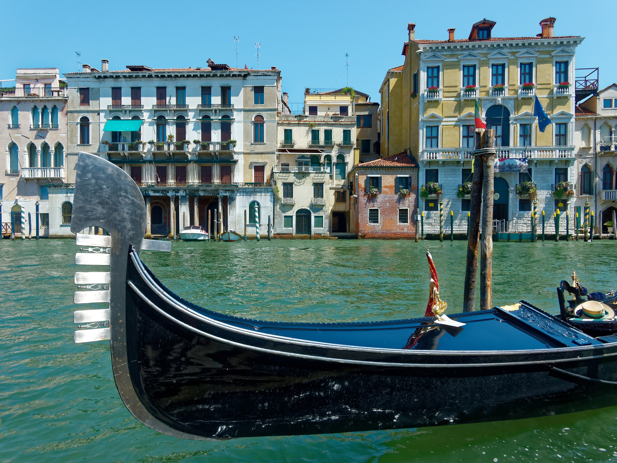 Olympus PEN E-PL3 + Panasonic Lumix G 14mm F2.5 ASPH sample photo. Venice gondola photography