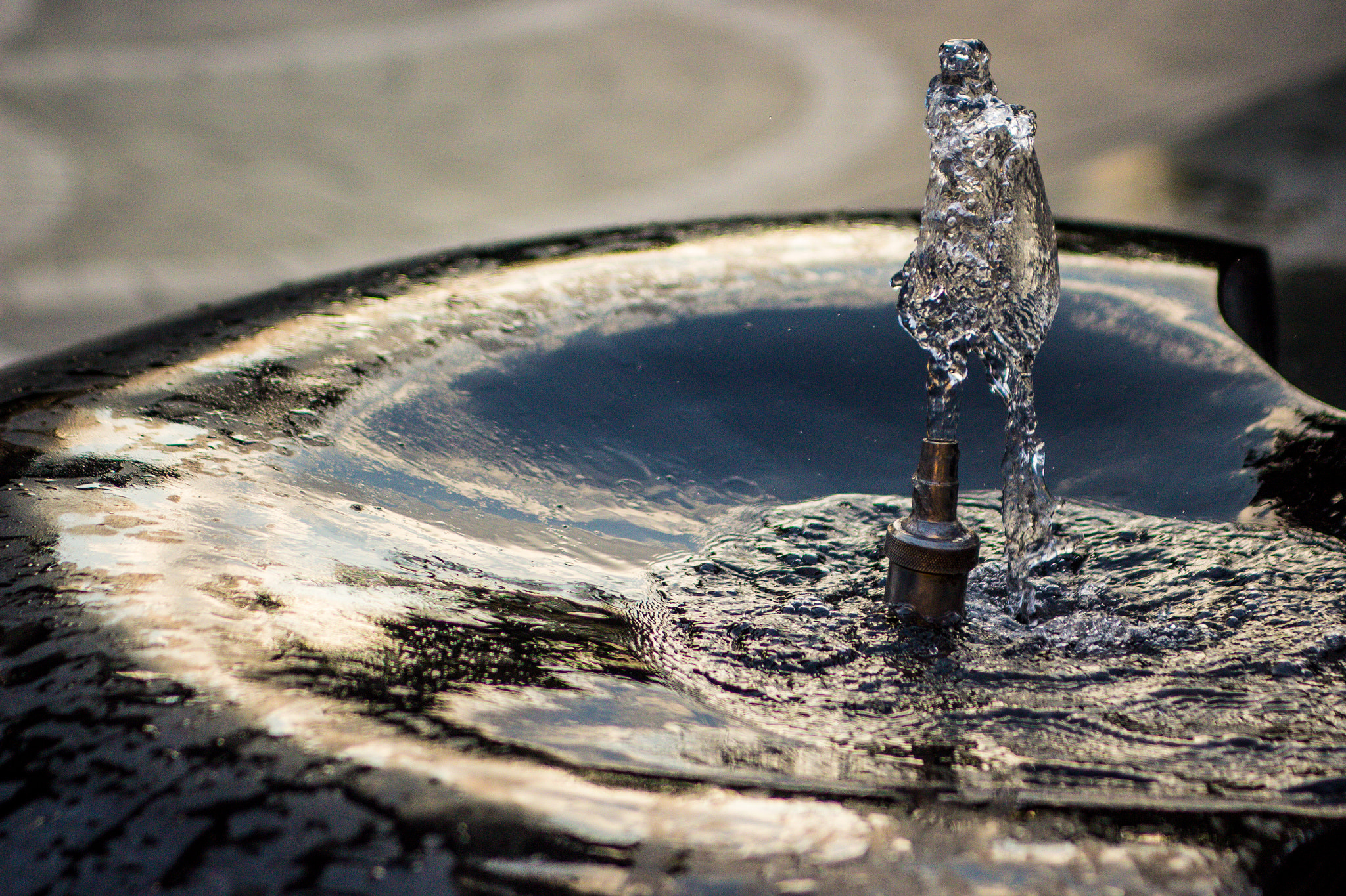 Canon EOS 700D (EOS Rebel T5i / EOS Kiss X7i) + Sigma 24-70mm F2.8 EX DG Macro sample photo. Small fountain photography
