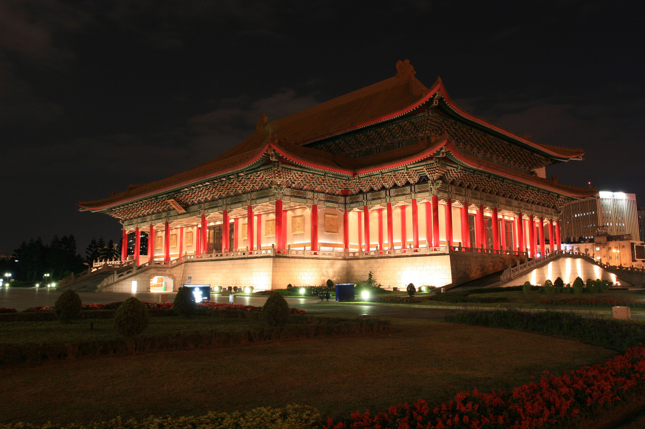 Canon EOS 30D + Canon EF 17-40mm F4L USM sample photo. Taipei national theater photography
