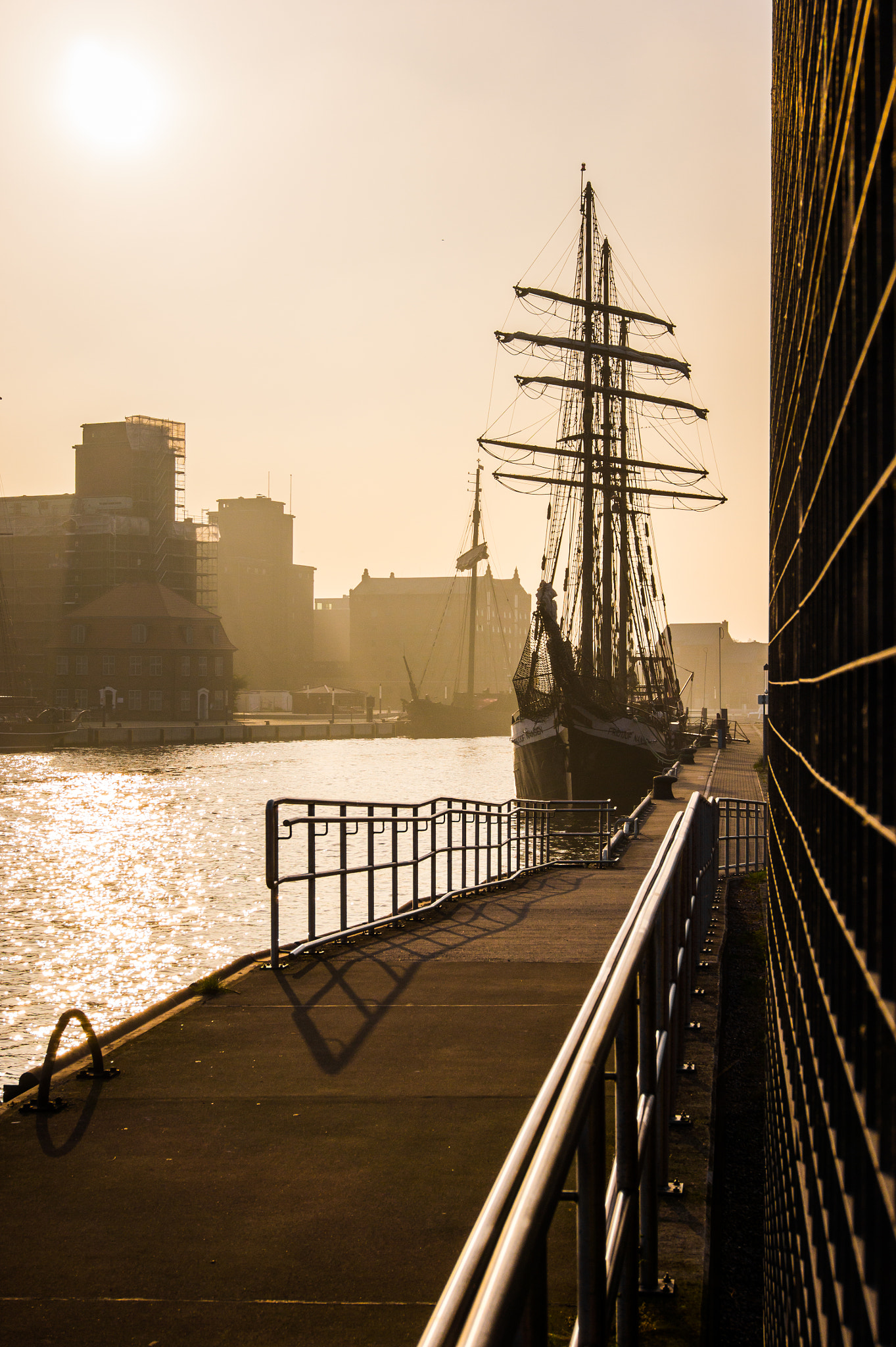 Sony Alpha NEX-3 + Sony E 16-50mm F3.5-5.6 PZ OSS sample photo. Goldboat photography