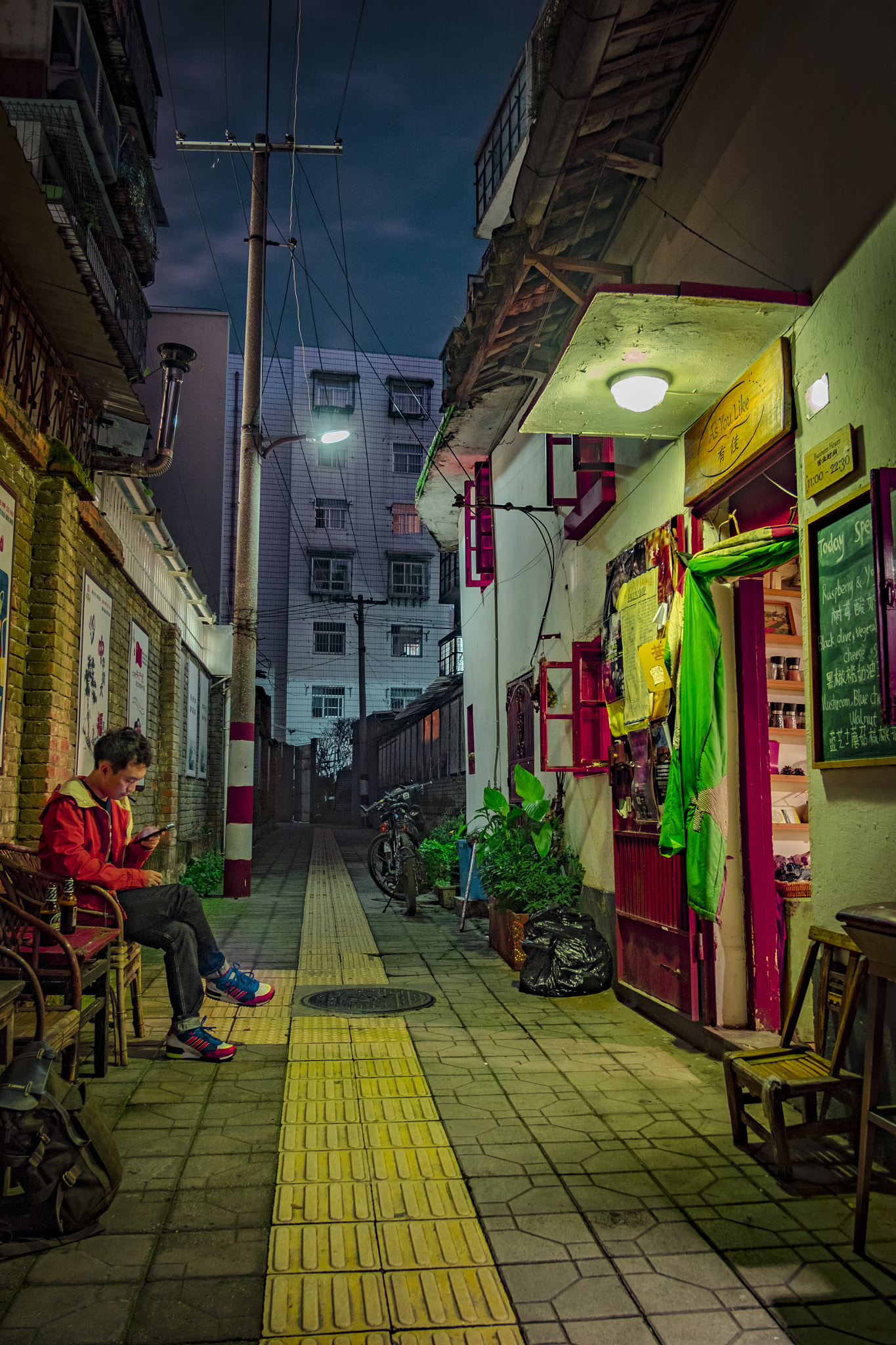 Fujifilm X-E2 + Fujifilm XF 18mm F2 R sample photo. Bar photography