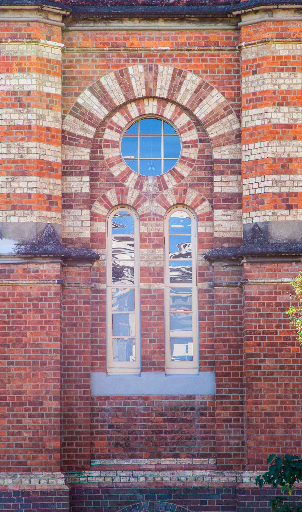 Canon EOS 500D (EOS Rebel T1i / EOS Kiss X3) sample photo. Old museum window photography