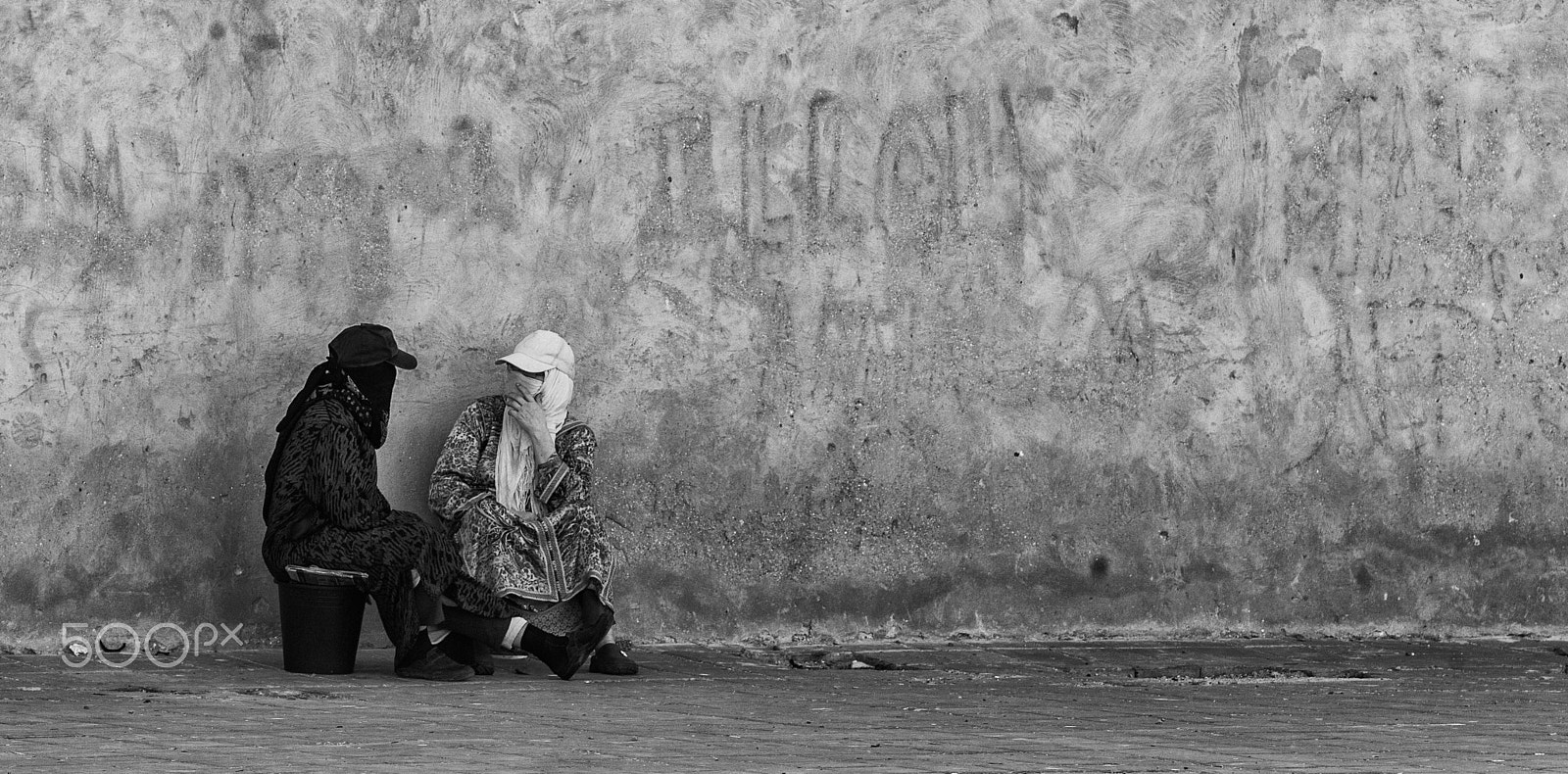 Elmarit-M 135mm f/2.8 (I/II) sample photo. Two muslim women chatting photography