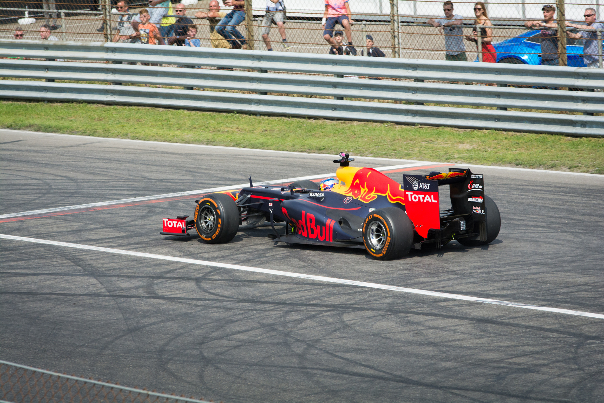 AF-S Zoom-Nikkor 80-200mm f/2.8D IF-ED sample photo. Max verstappen red bull rb8 on the zandvoort circuit photography