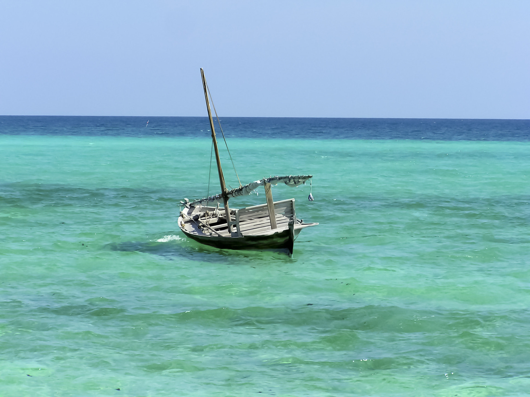 Olympus C750UZ sample photo. Boat on the sea photography