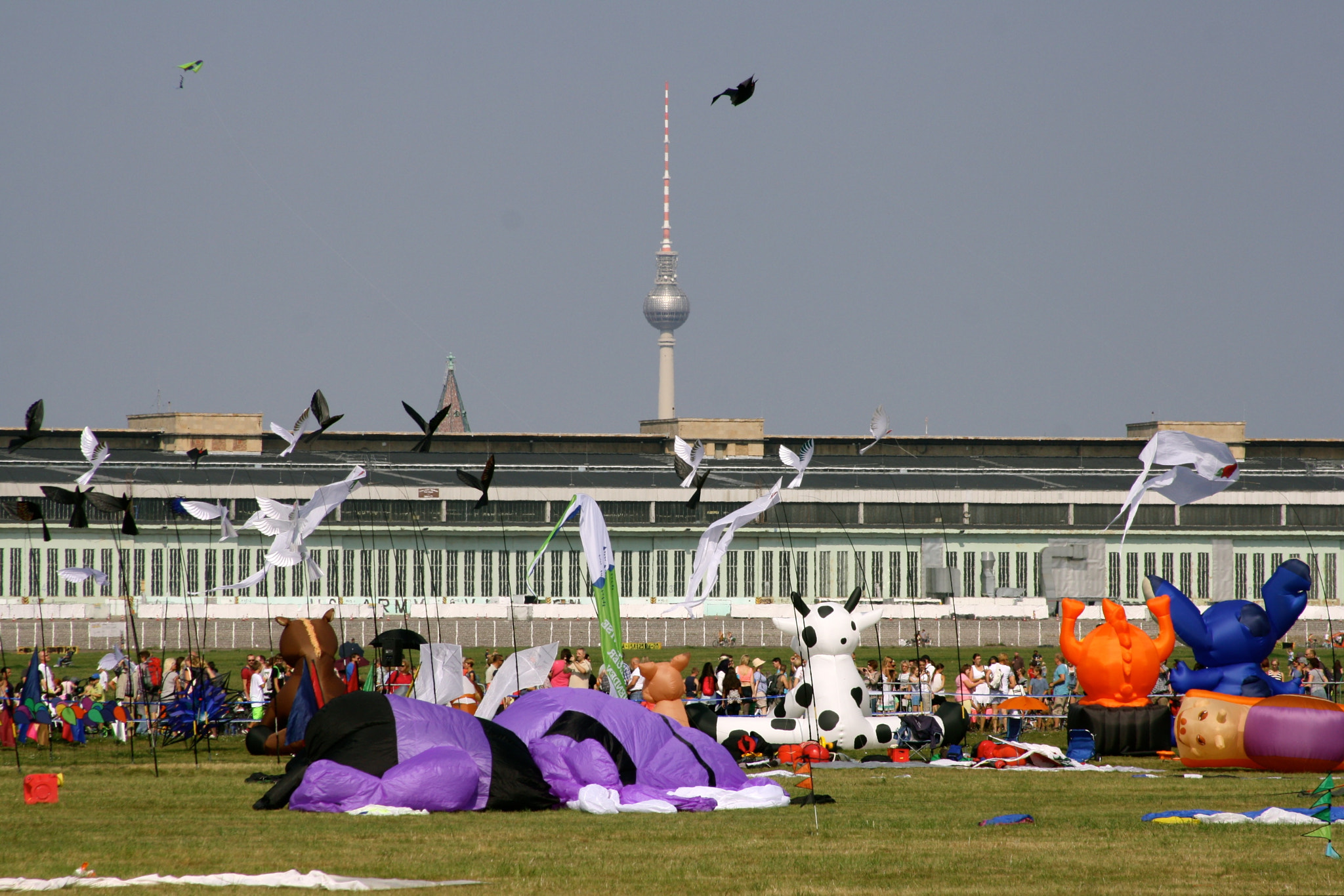 Canon EF 28-135mm F3.5-5.6 IS USM sample photo. Berlin - tempelhofer feld photography