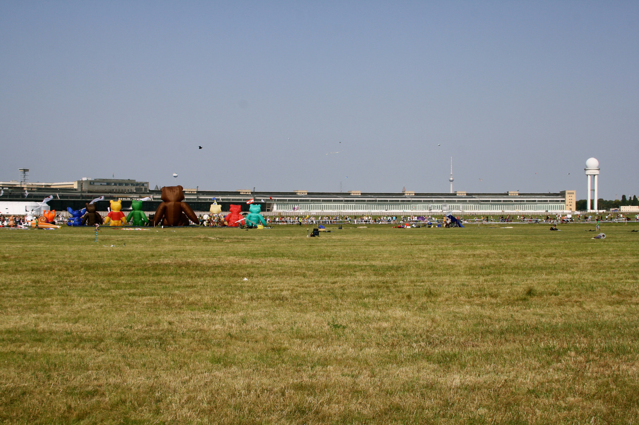 Canon EF 28-135mm F3.5-5.6 IS USM sample photo. Berlin - tempelhofer feld photography