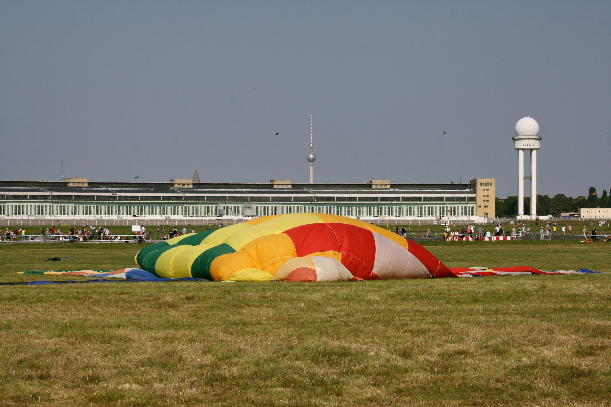Canon EF 28-135mm F3.5-5.6 IS USM sample photo. Berlin - tempelhofer feld photography