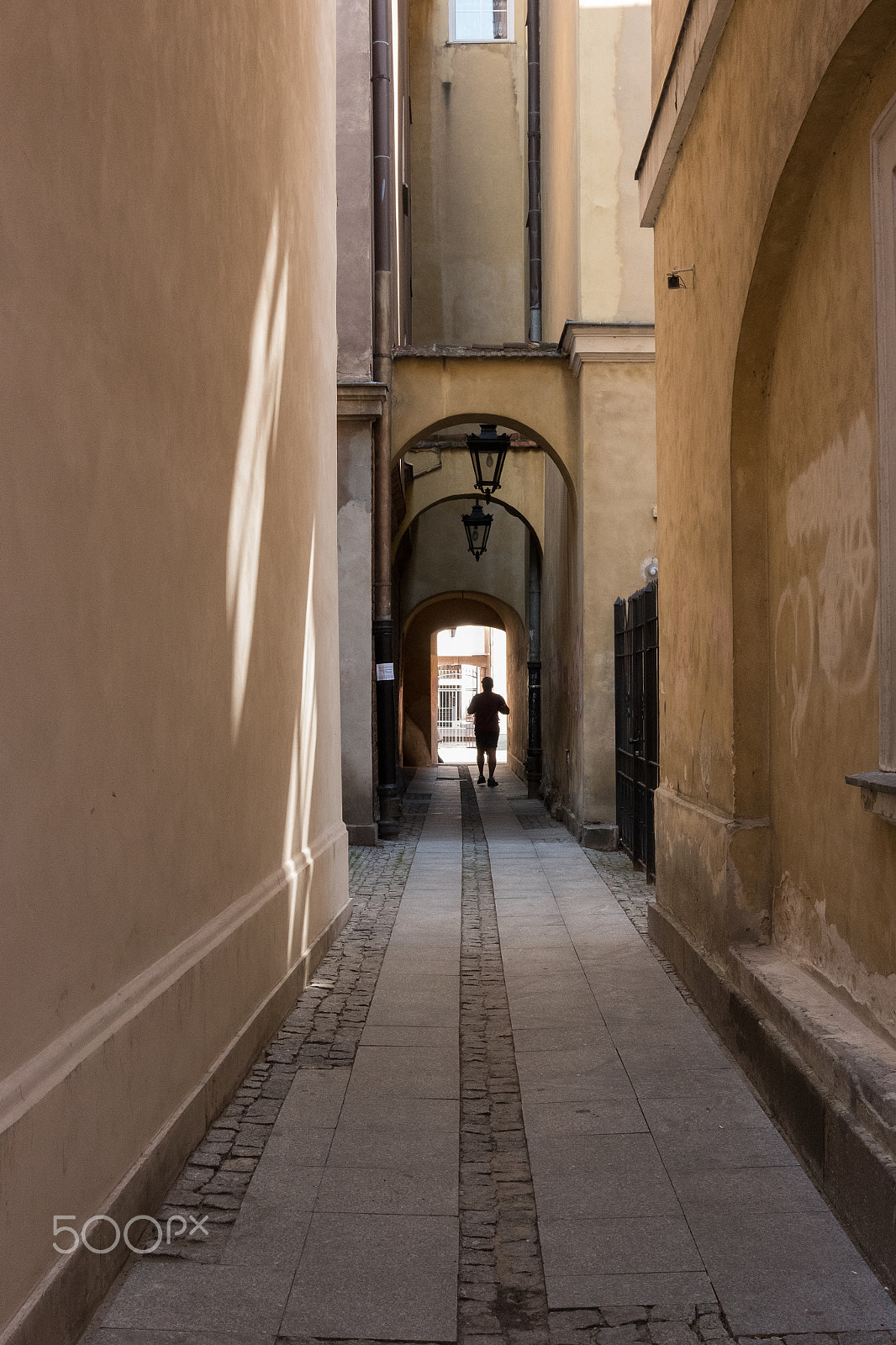 Fujifilm X-E2S + Fujifilm XF 27mm F2.8 sample photo. Narrow street in the middle of a big city photography