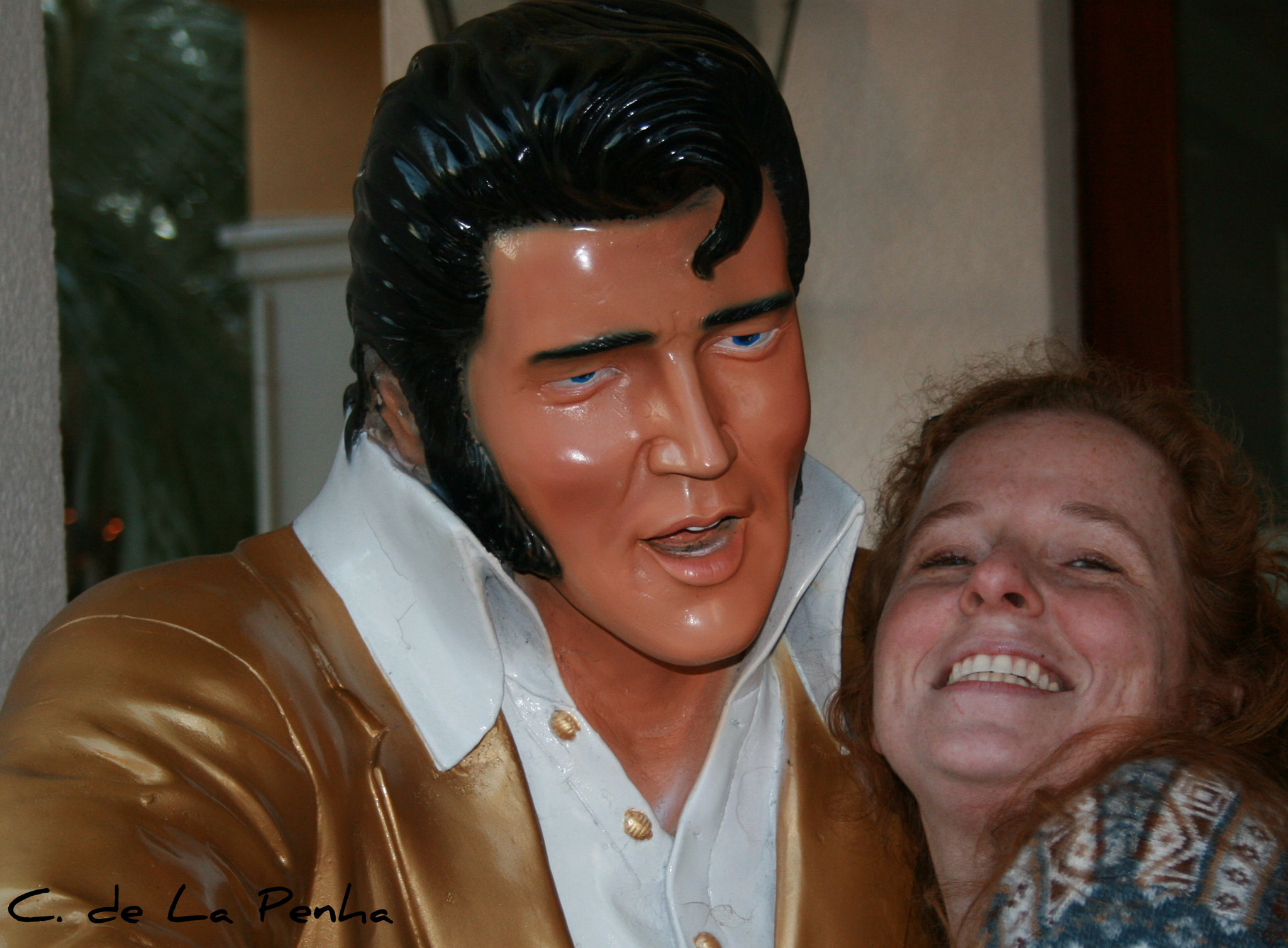 Canon EOS 400D (EOS Digital Rebel XTi / EOS Kiss Digital X) sample photo. Elvis and his new girlfriend my sister o photography