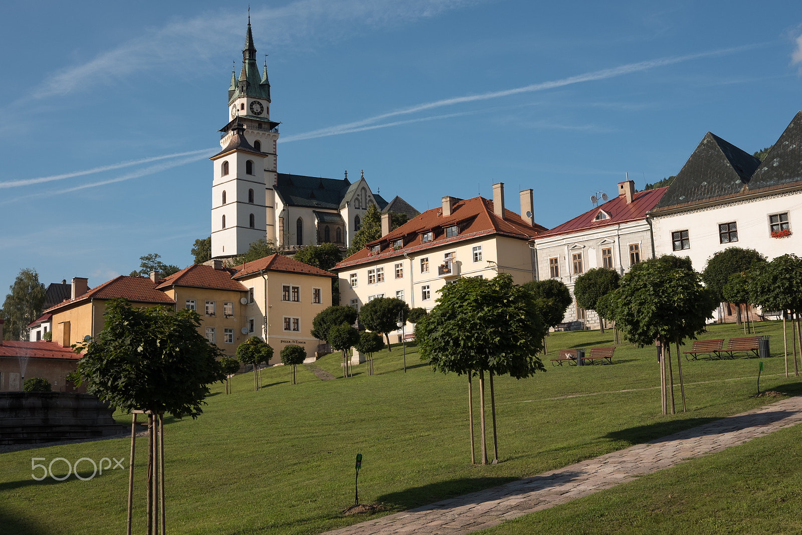 Fujifilm X-E2S + Fujifilm XF 27mm F2.8 sample photo. Square of historic european city kremnica photography