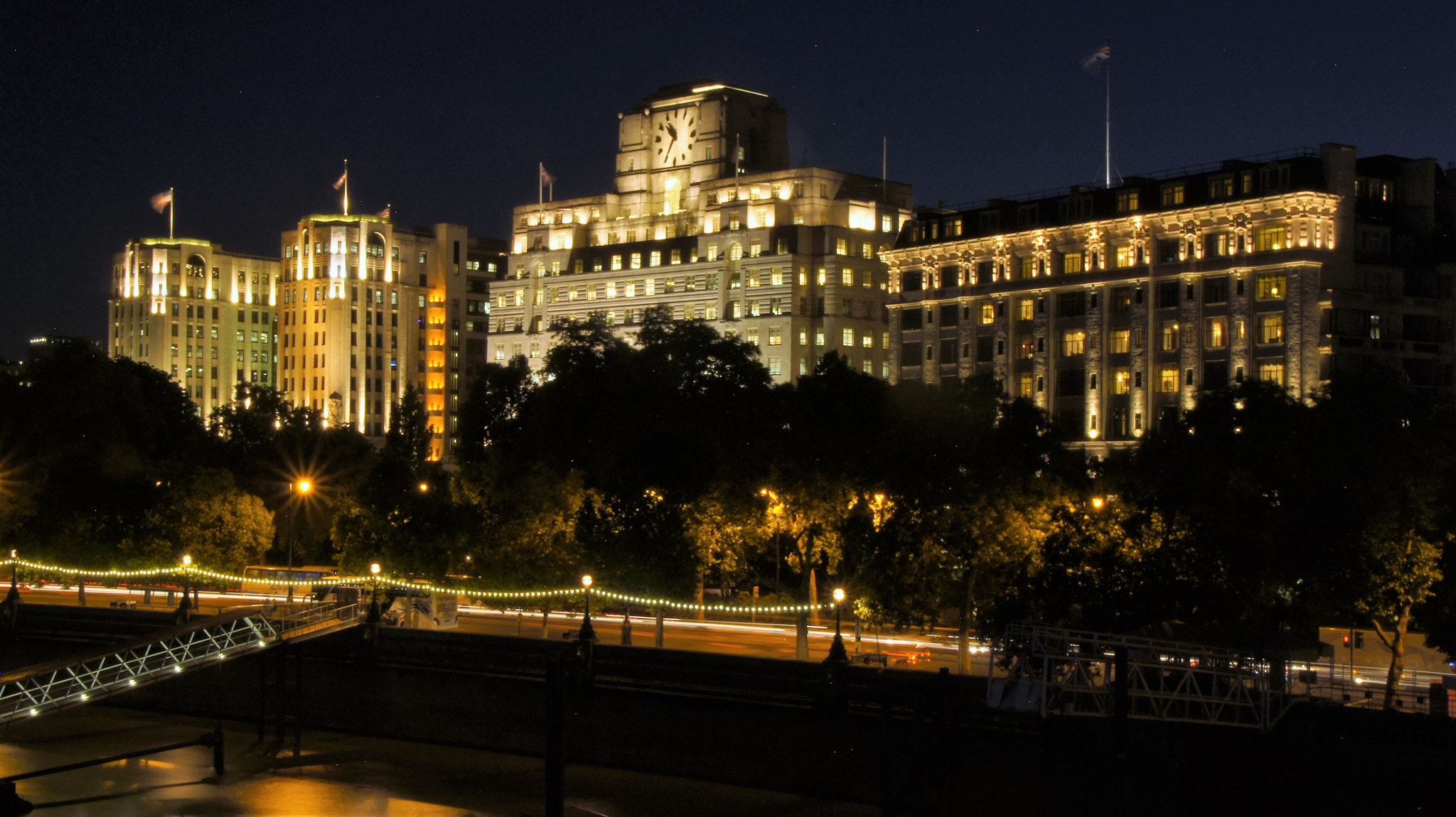 Sony SLT-A33 sample photo. London at night photography