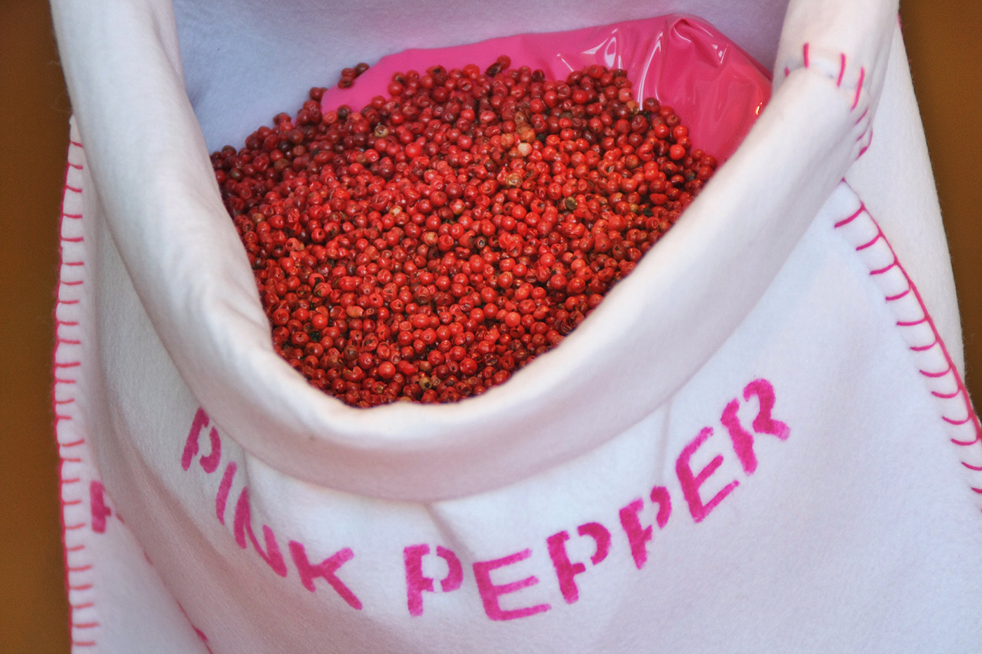 Canon EOS 1000D (EOS Digital Rebel XS / EOS Kiss F) sample photo. Pink pepper photography