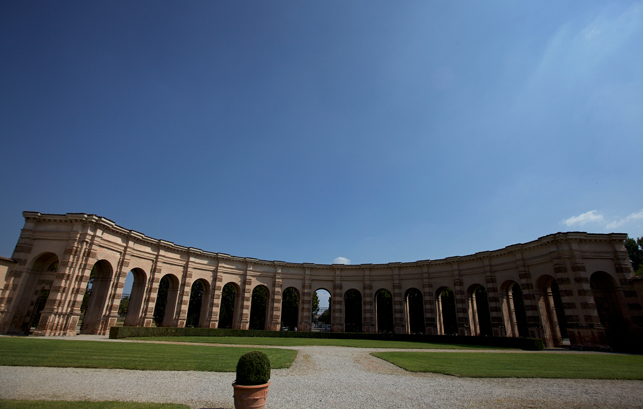 Sigma 17-35mm f/2.8-4 EX DG Aspherical HSM sample photo. T(h)e palace photography