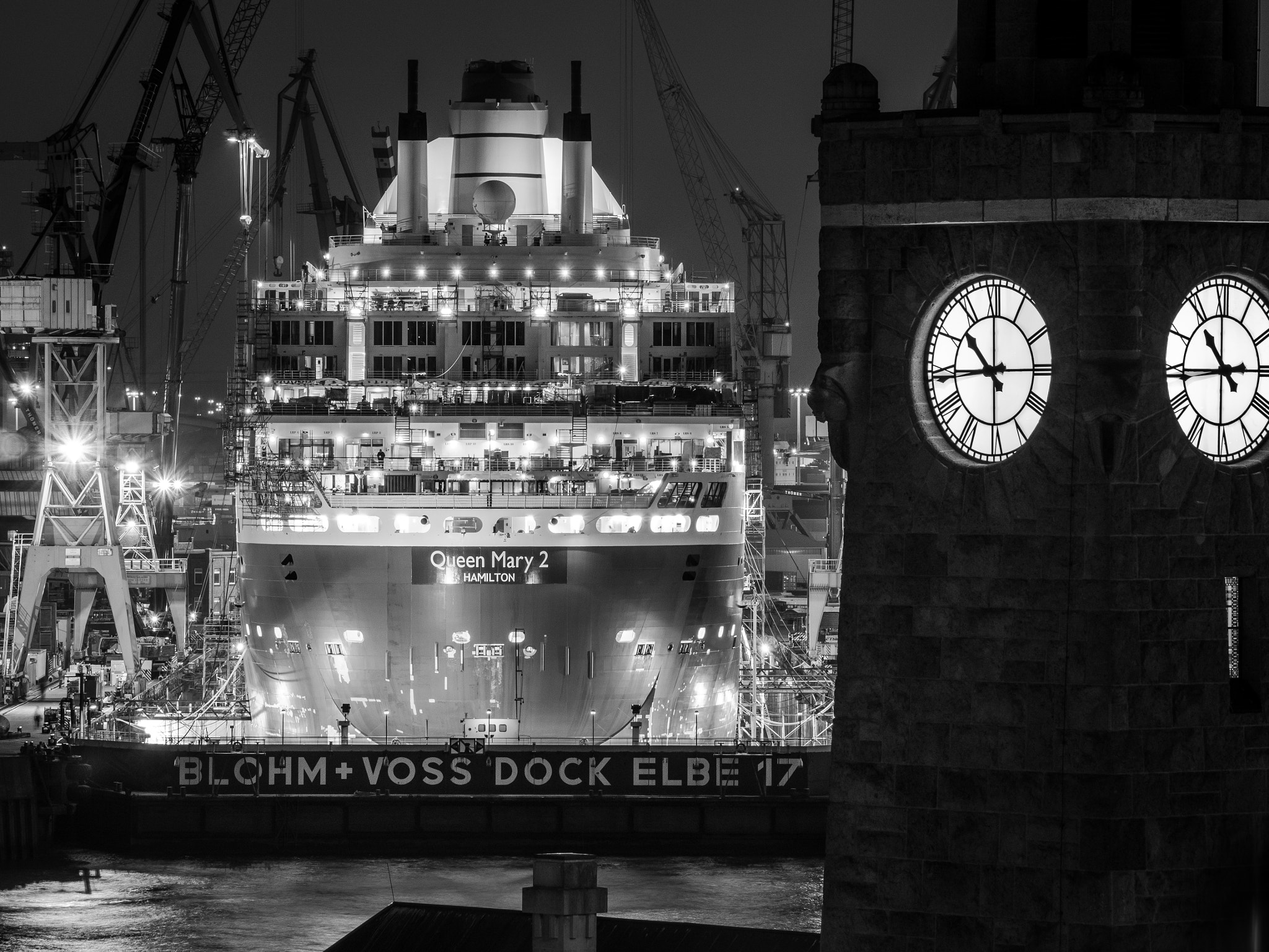 Olympus OM-D E-M5 II sample photo. Queen mary 2 in hamburg harbour photography