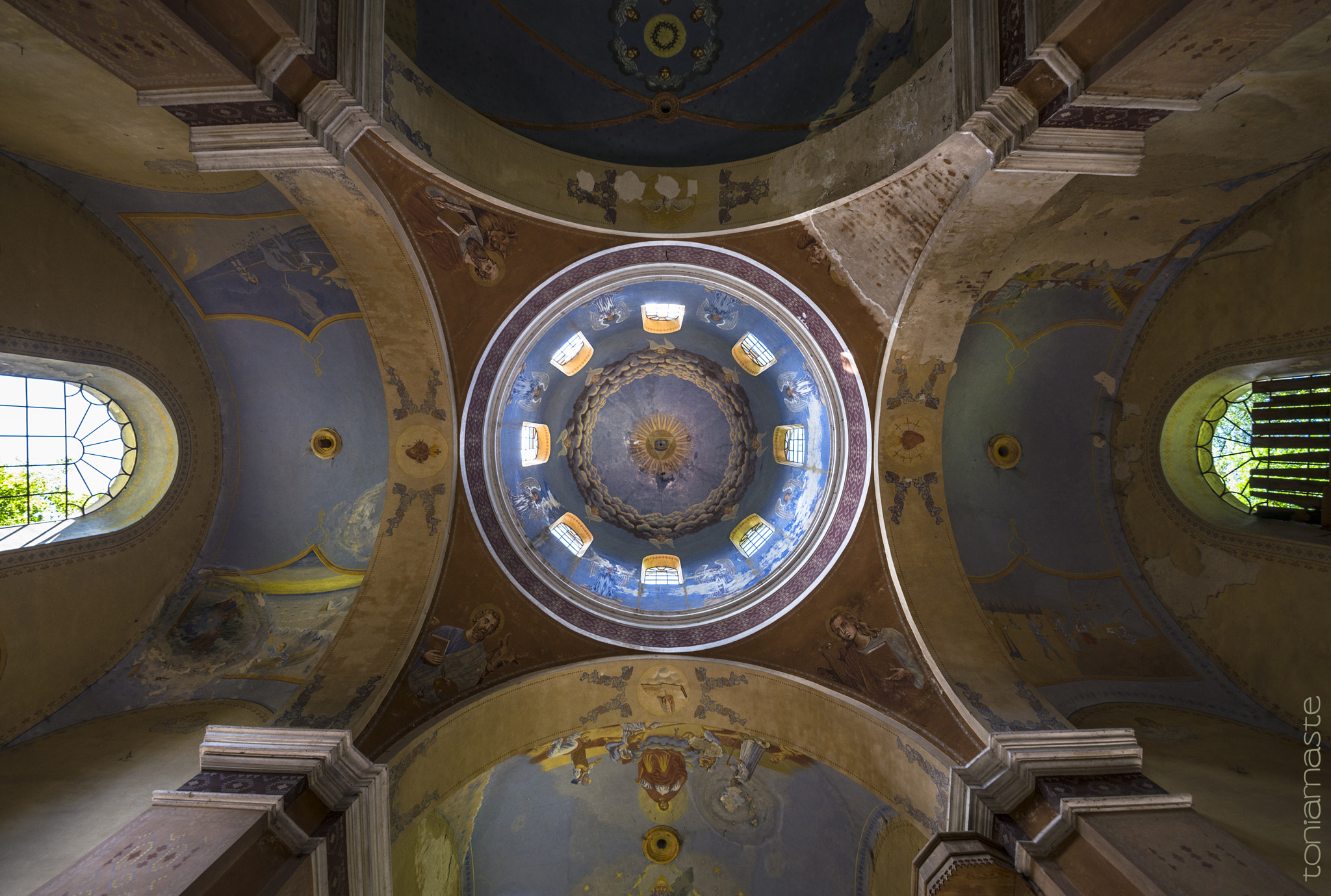 Sigma 12-24mm F4.5-5.6 II DG HSM sample photo. Cieling photography