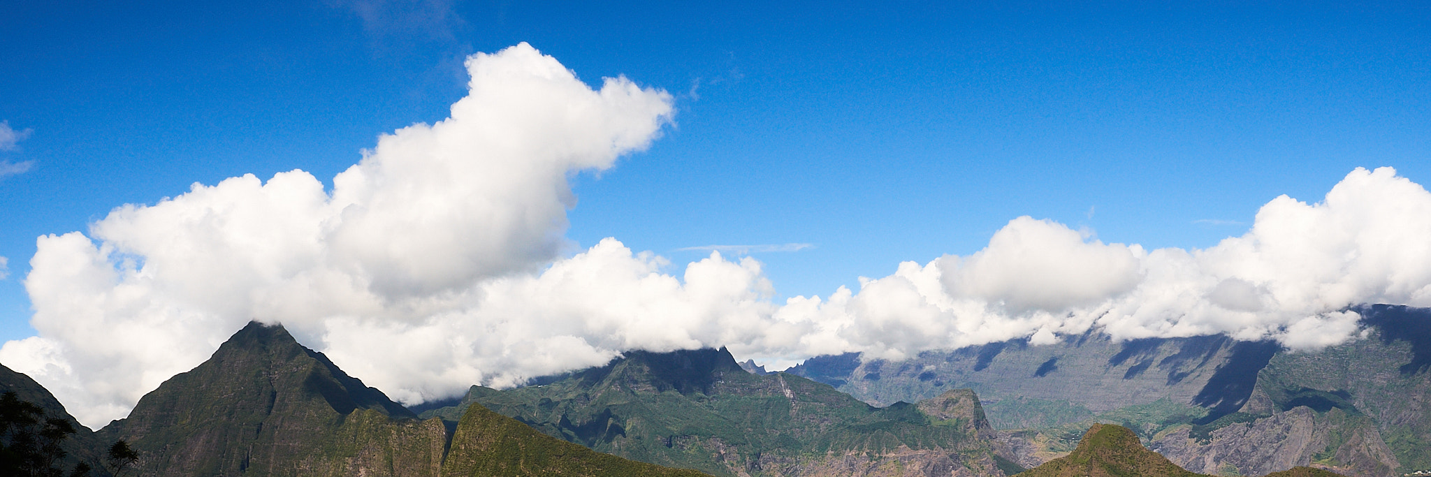 Fujifilm X-E1 + Fujifilm XF 16mm F1.4 R WR sample photo. Clouds clinging to mountains photography