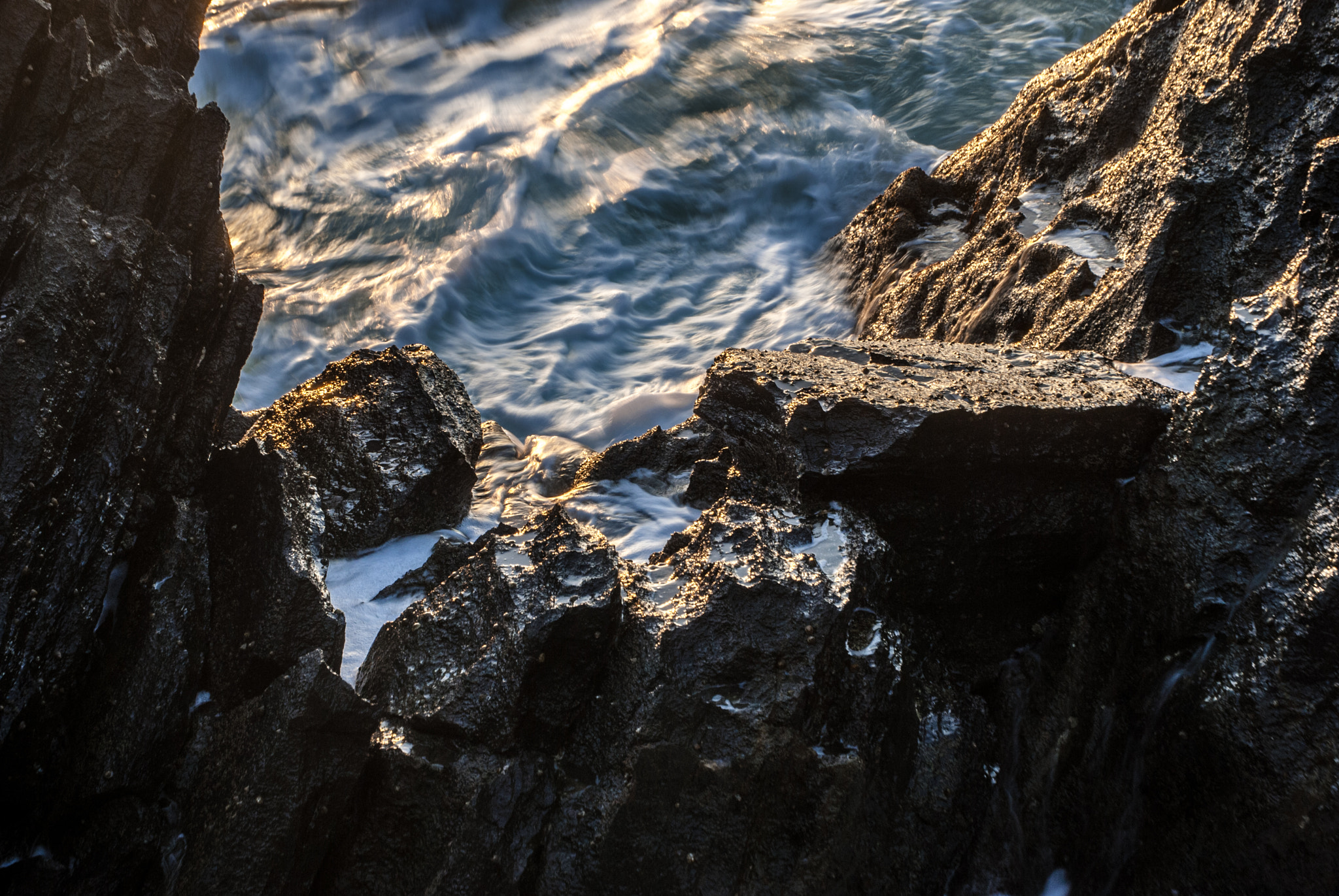 Nikon D60 sample photo. Rock sea photography