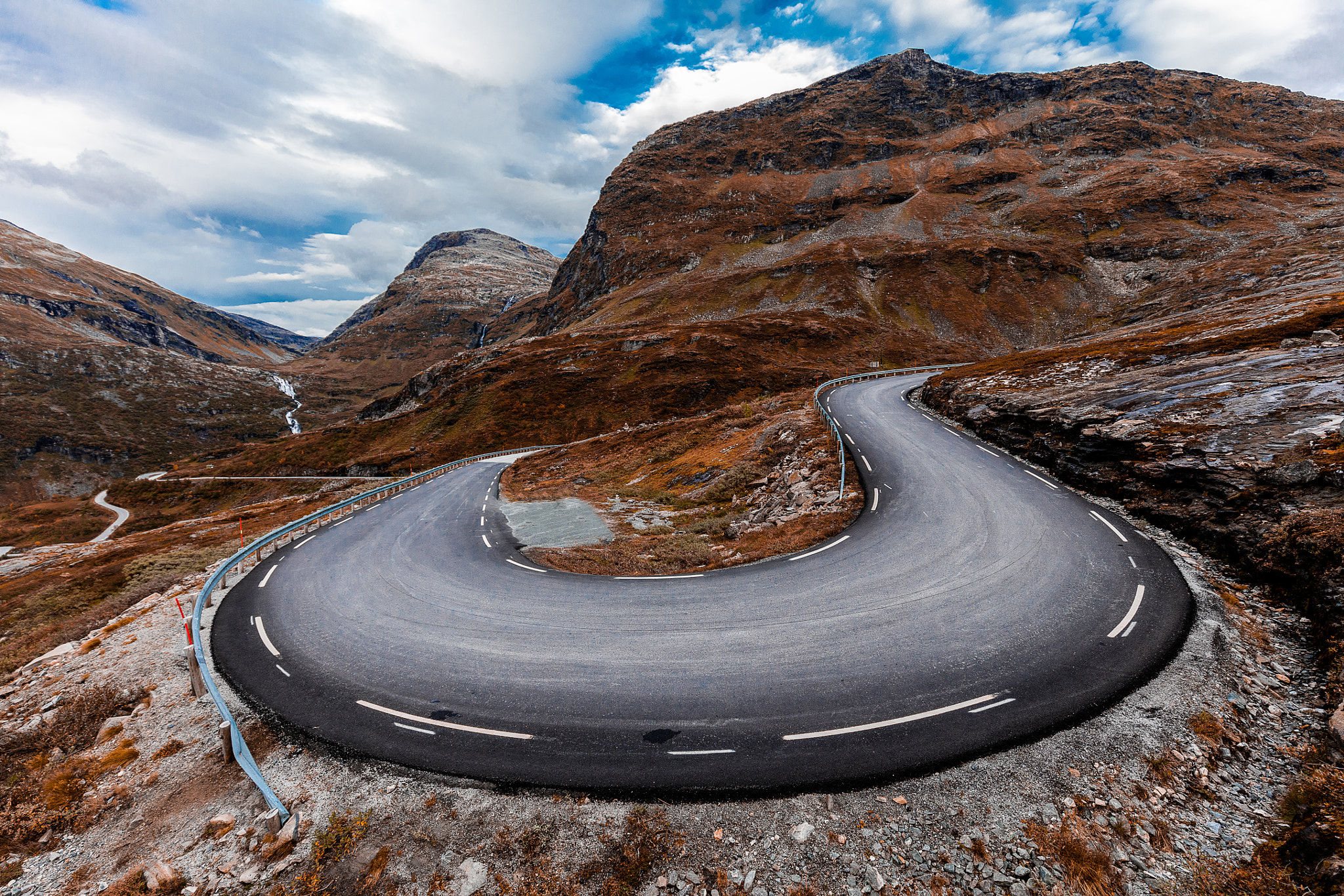 Canon EOS 5DS + Canon EF 16-35mm F4L IS USM sample photo. Geiranger road photography