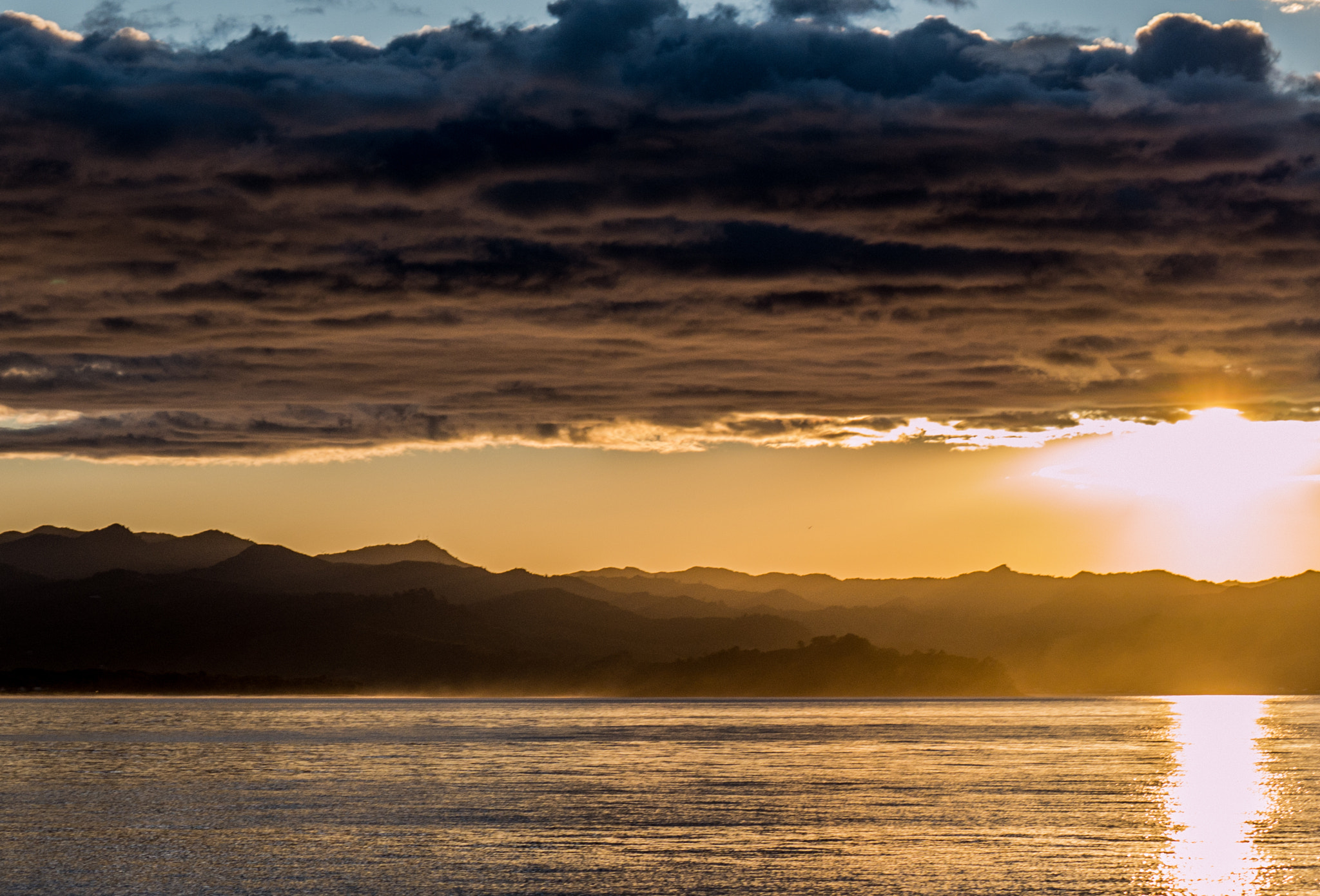 Panasonic Lumix DMC-GX7 + LUMIX G VARIO 45-150/F4.0-5.6 sample photo. Sunset from kuaotunu beach photography